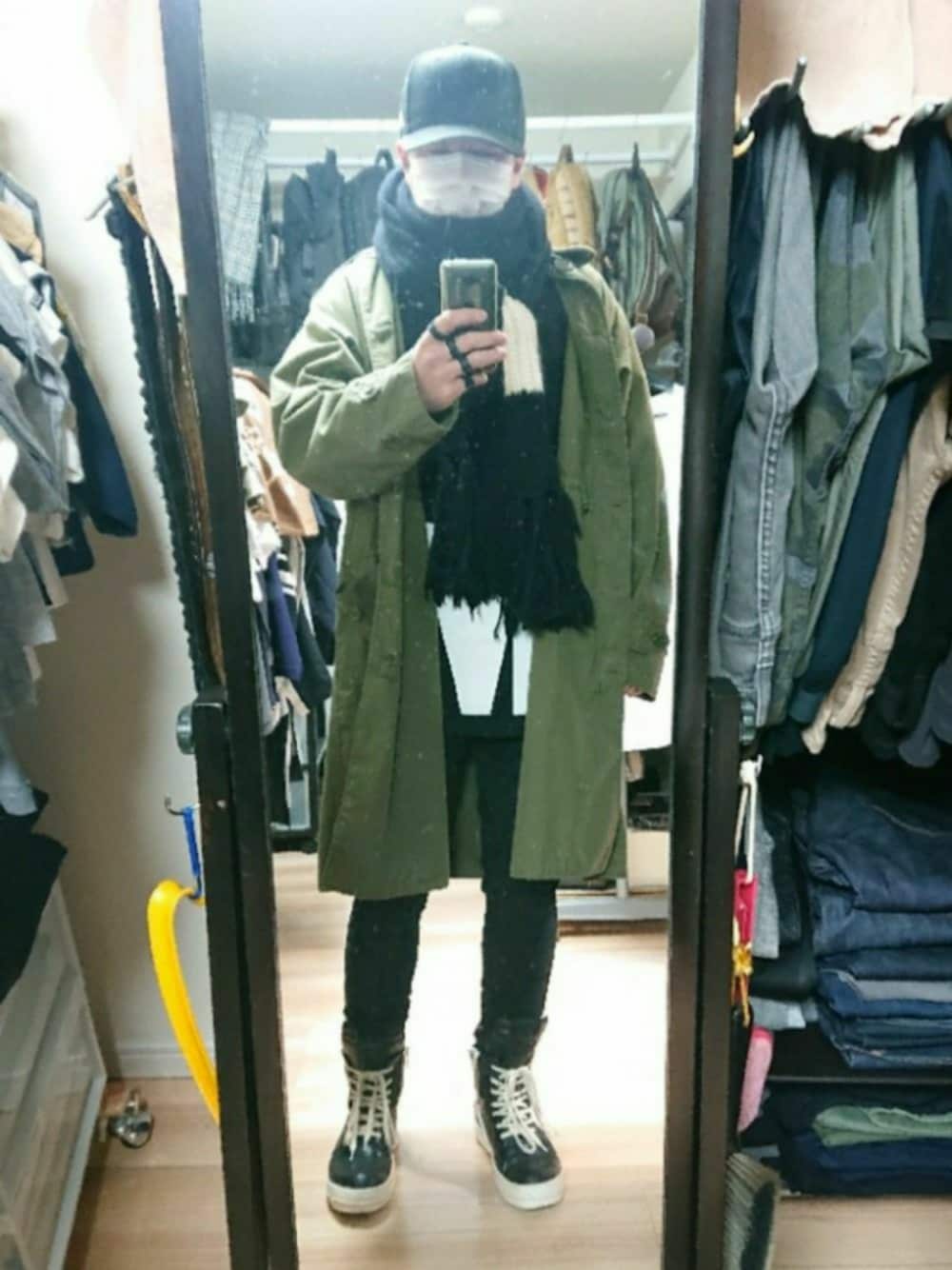 「Rick OwensのRick Owens - レースアップ スニーカー - men - カーフレザー/レザー/rubber - 40（スニーカー、ブラック系）」を使った、高さん（メンズ・176cm）の冬コーディネートの1枚目の写真