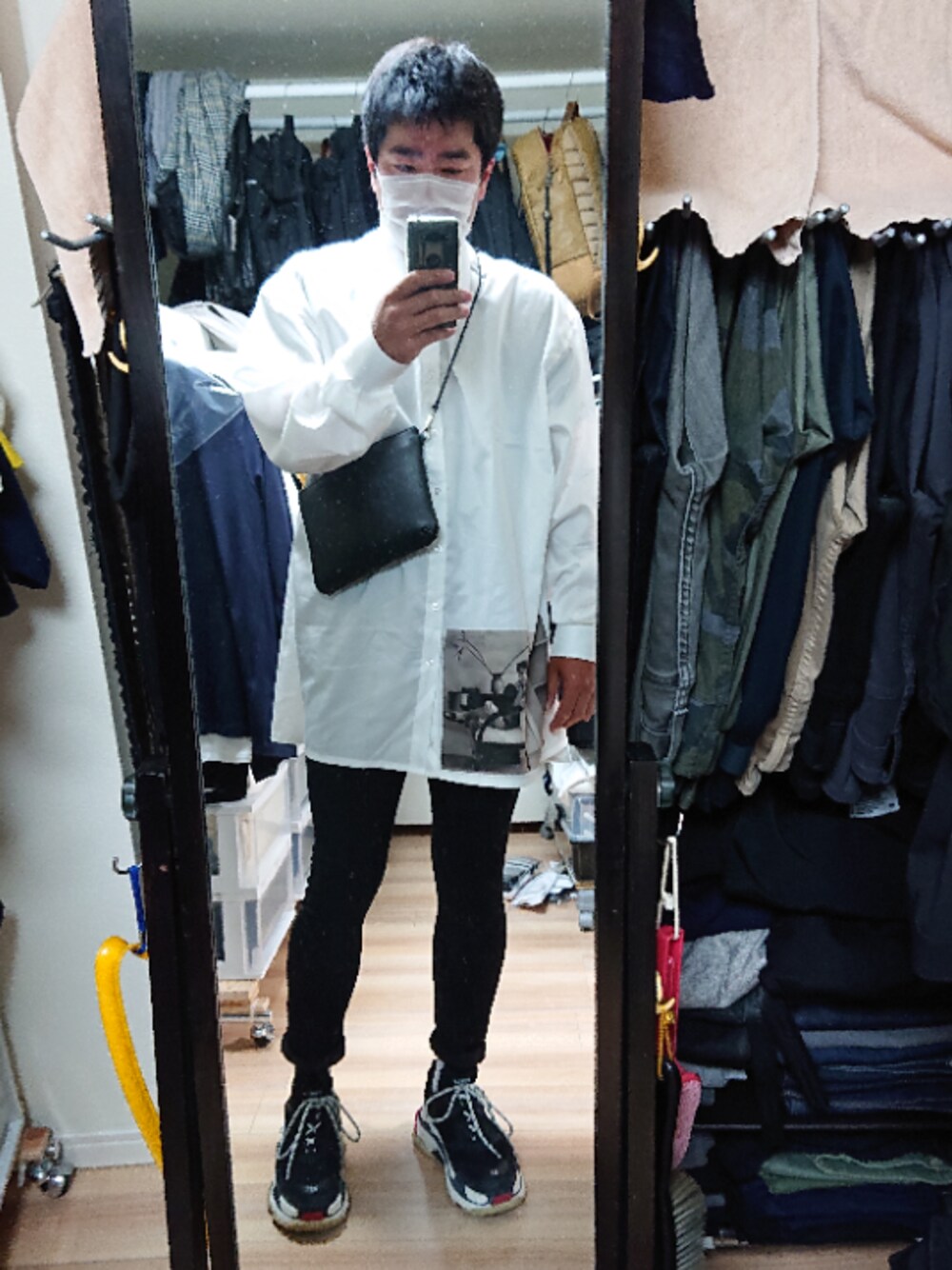 「LIDNMのLIDnM / リドム iSKOハイストレッチスキニー L-01（デニムパンツ、ブラック系）」を使った、高さん（メンズ・176cm）の春コーディネートの1枚目の写真