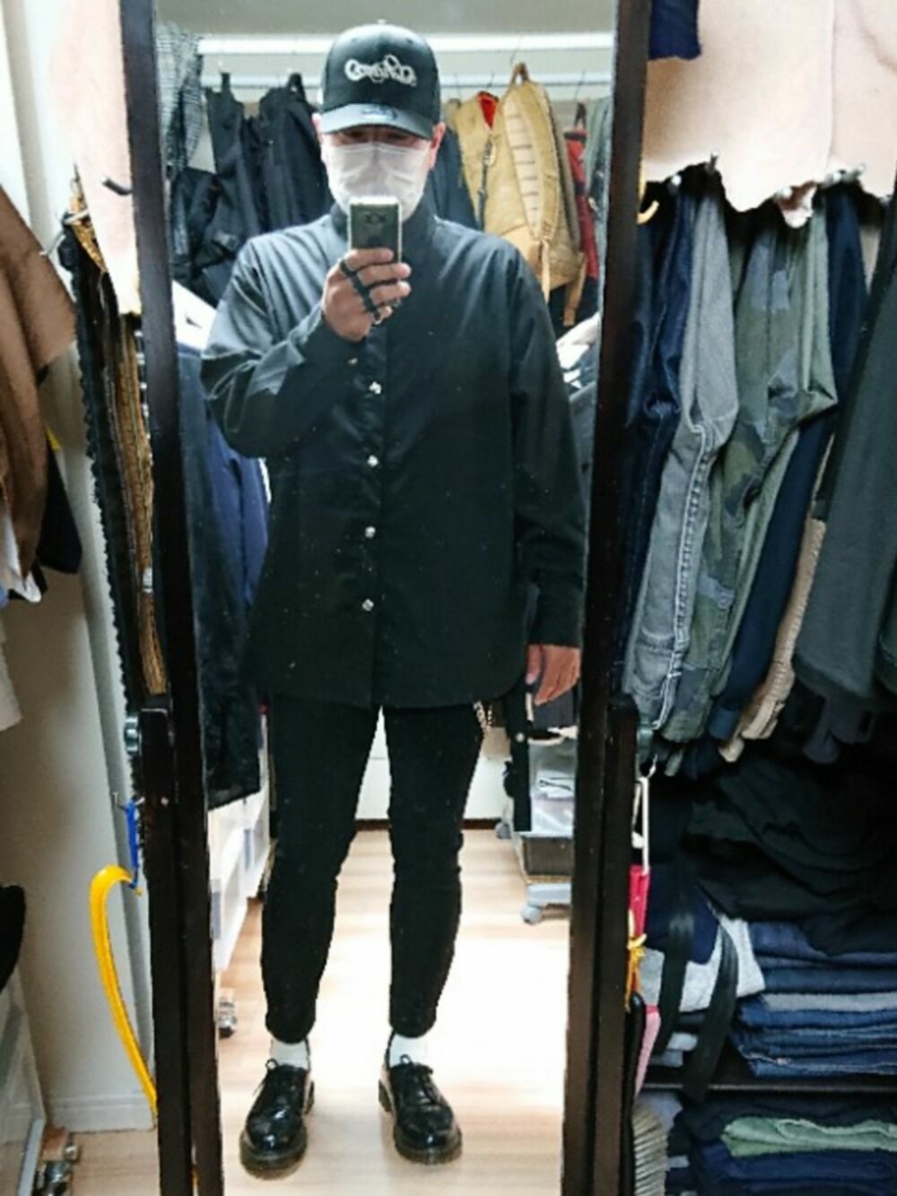 「OYのスナップボタンロングシャツ（シャツ/ブラウス、ブラック系）」を使った、高さん（メンズ・176cm）の夏コーディネートの1枚目の写真