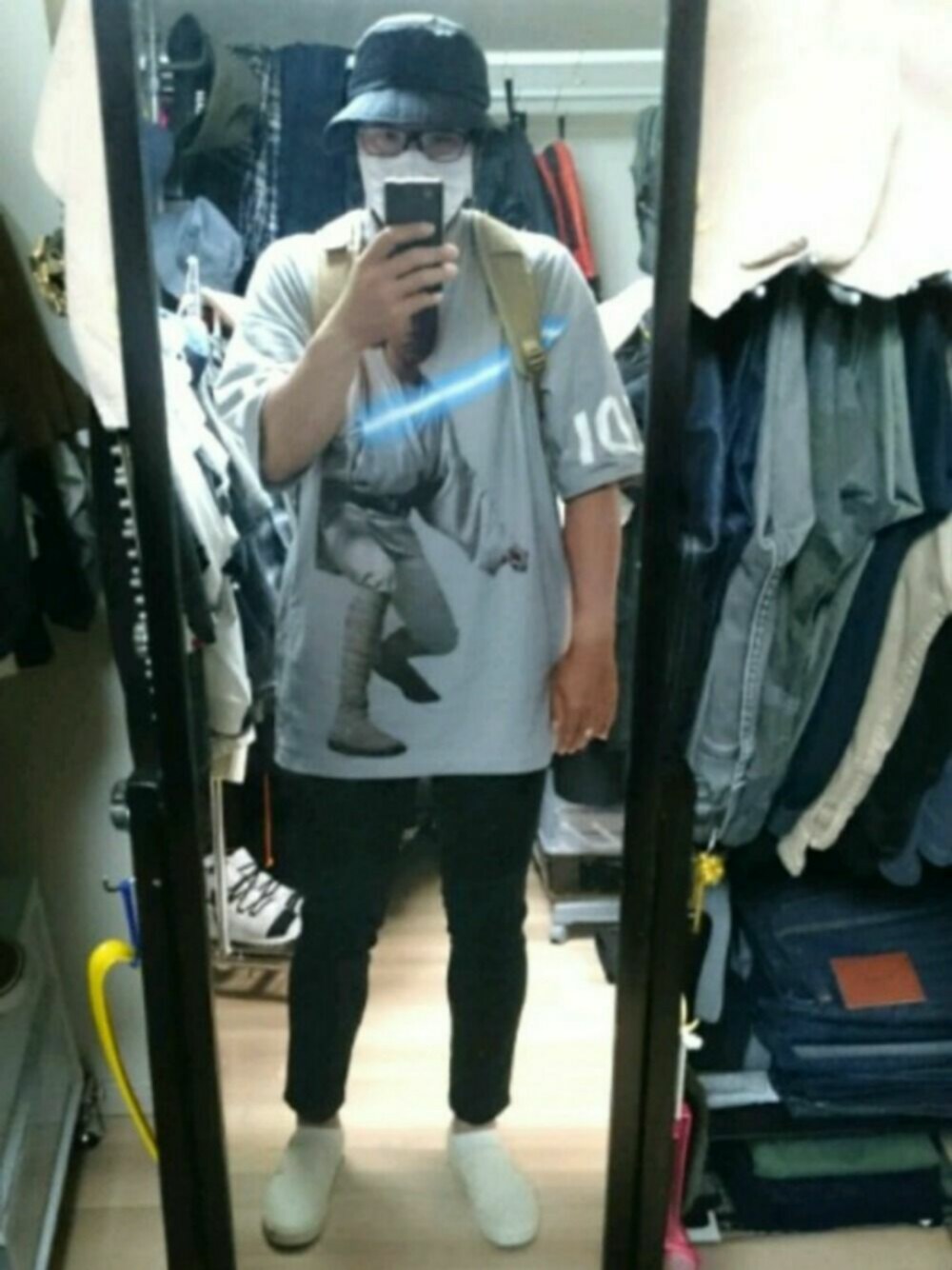「VANSのアイテム（スリッポン、ホワイト系）」を使った、高さん（メンズ・176cm）の夏コーディネートの1枚目の写真