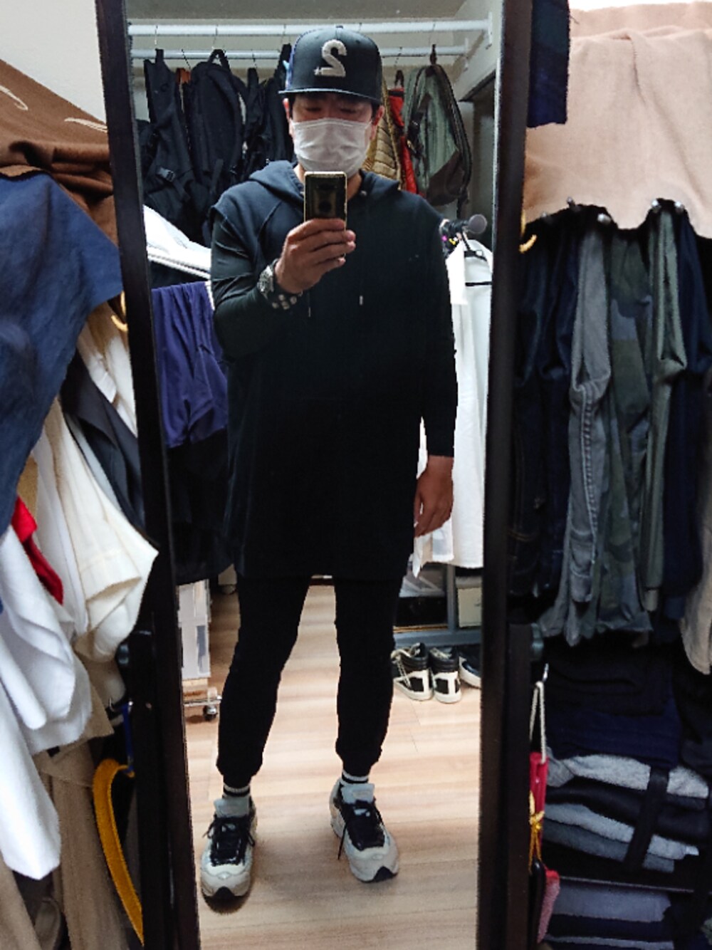 「RAF SIMONSのRaf Simons - Gwen パーカー - men - コットン - XL（スウェット、ブラック系）」を使った、高さん（メンズ・176cm）の秋コーディネートの1枚目の写真