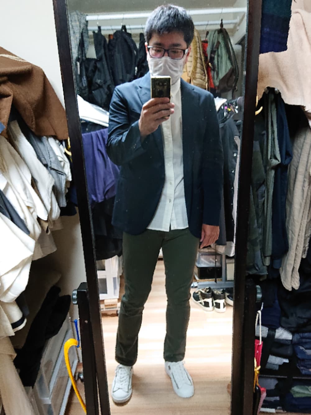 ブラック系のパンツ、ホワイト系のシャツ/ブラウス、ホワイト系のスニーカーを着用したメンズの秋コーディネートの1枚目の写真