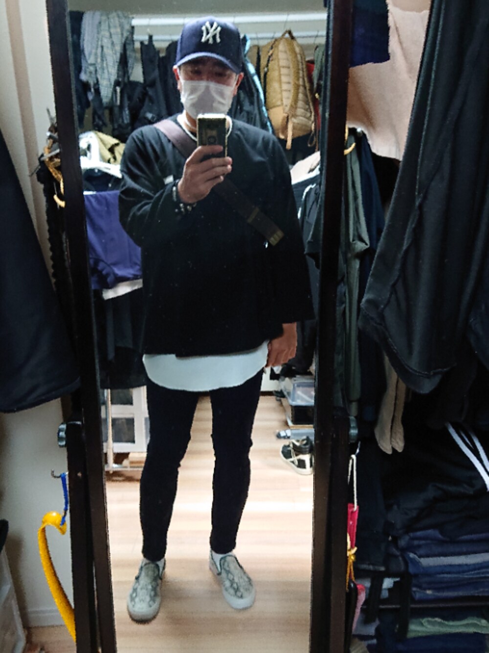 「VANSのアイテム（スリッポン、シルバー系）」を使った、高さん（メンズ・176cm）の秋コーディネートの1枚目の写真