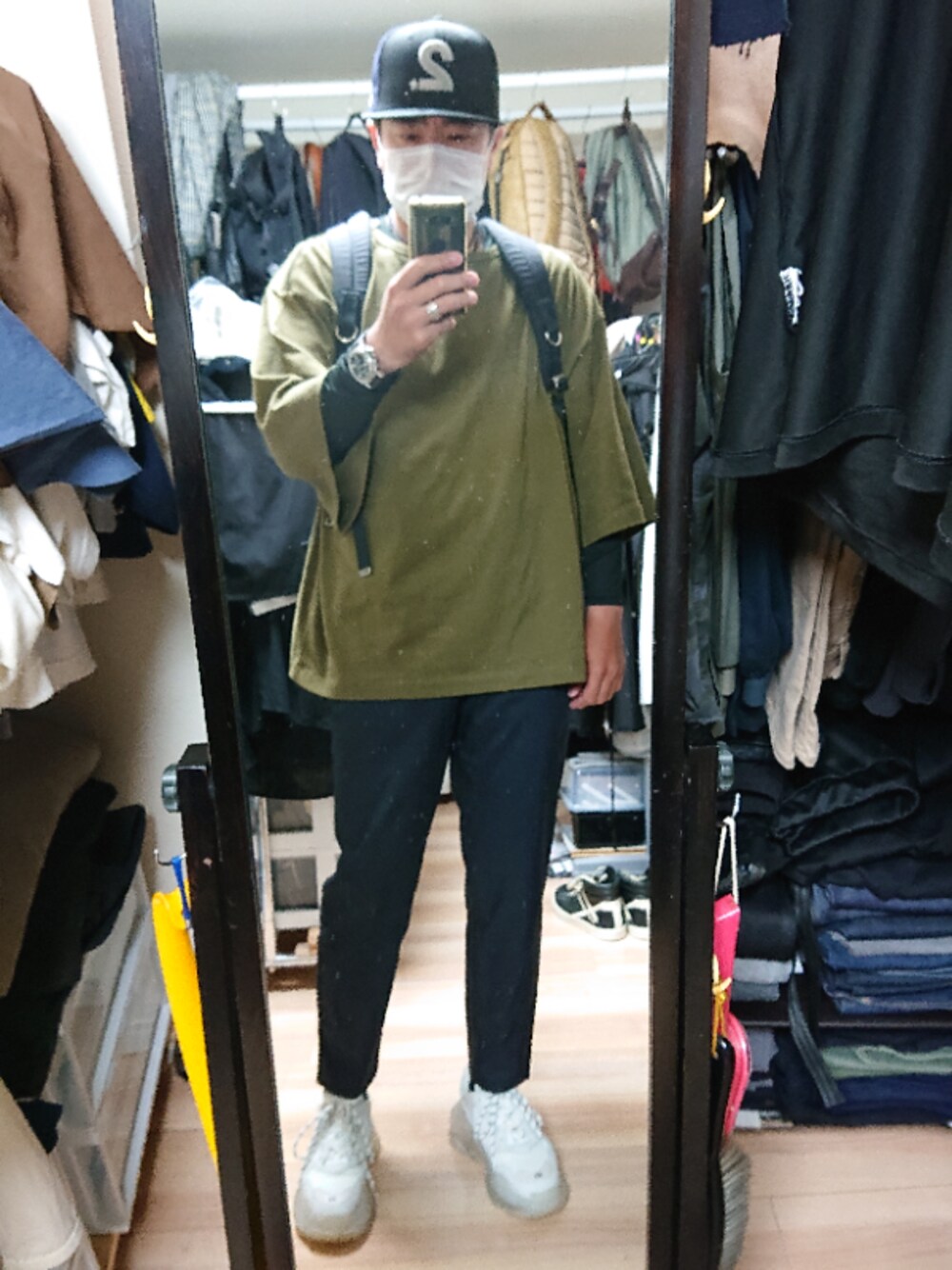 「BALENCIAGAのTriple S（スニーカー、ホワイト系）」を使った、高さん（メンズ・176cm）の秋コーディネートの1枚目の写真