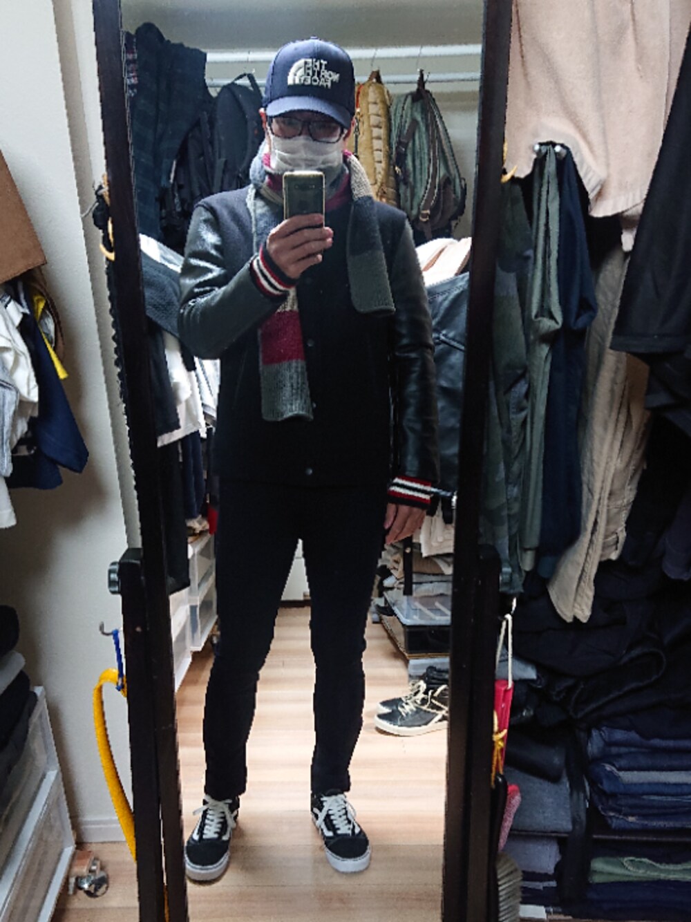「VANSのVANS ヴァンズ OLD SKOOL オールドスクール VN-0D3HY28 BLACK（スニーカー、ブラック系）」を使った、高さん（メンズ・176cm）の冬コーディネートの1枚目の写真