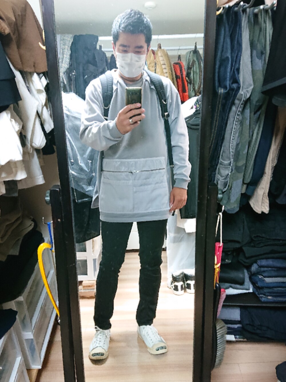 「UNDERCOVERのアイテム（スニーカー、ホワイト系）」を使った、高さん（メンズ・176cm）の秋コーディネートの1枚目の写真