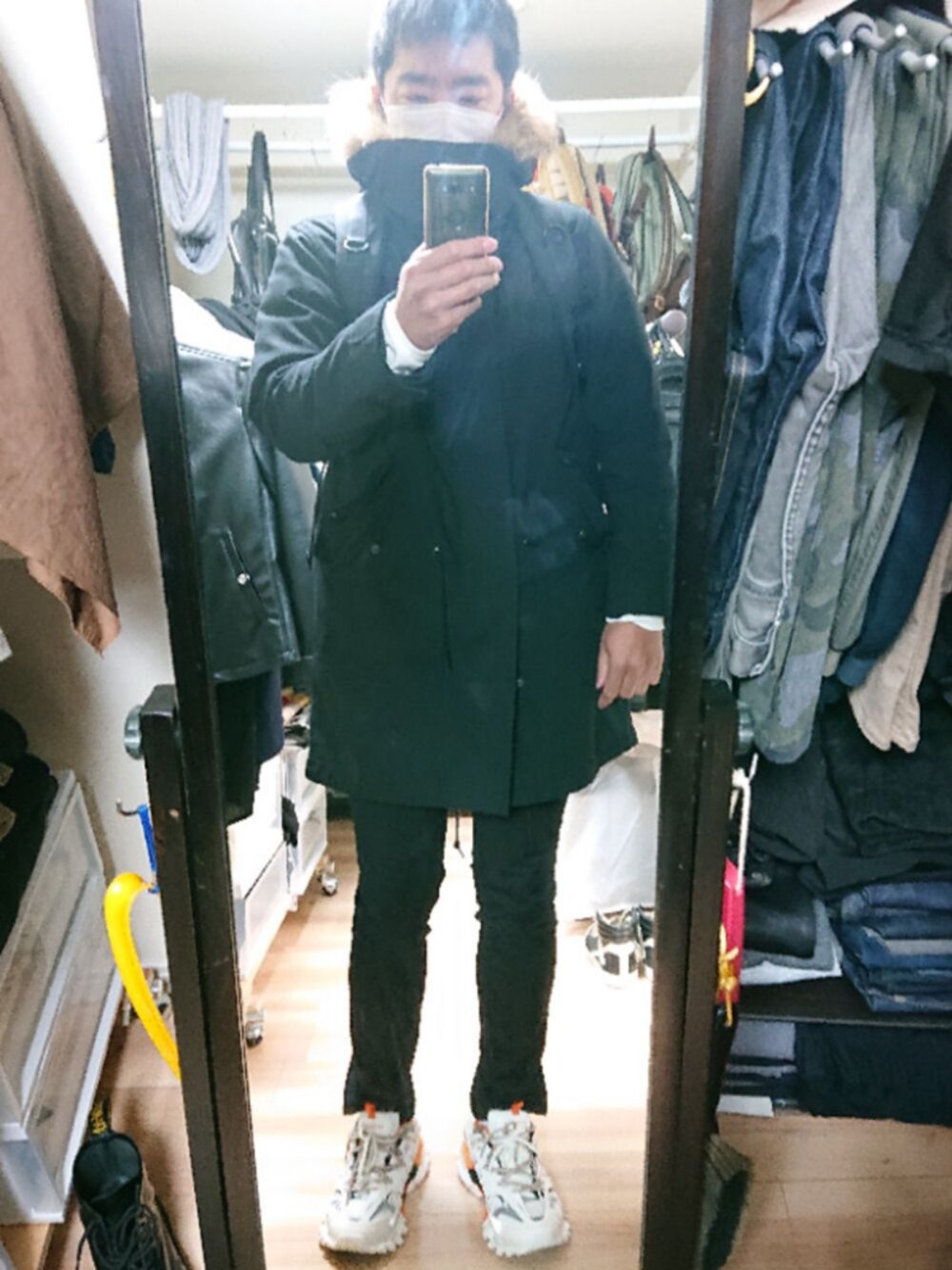「BALENCIAGAのTrack Trainers（スニーカー、ホワイト系）」を使った、高さん（メンズ・176cm）の冬コーディネートの1枚目の写真