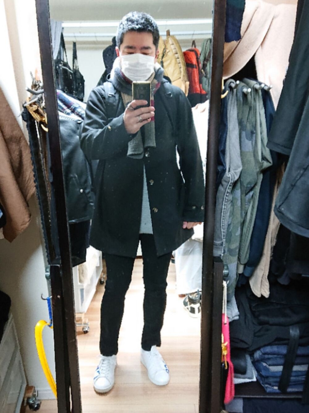 「UNDERCOVERのアイテム（スニーカー、ホワイト系）」を使った、高さん（メンズ・176cm）の冬コーディネートの1枚目の写真