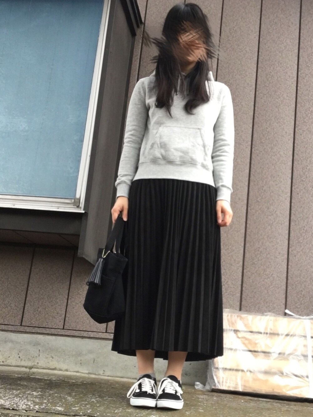 「休日スタイル、スニーカーコーデ、GU、カジュアル、シンプル、ゆるコーデ、プリーツスカート、パーカー」｜「VANSのVANS ヴァンズ OLD SKOOL DX オールドスクール DX V36CL+ BLACK（スニーカー、ブラック系）」を使った、よここさん（レディース・163cm）の春コーディネートの1枚目の写真