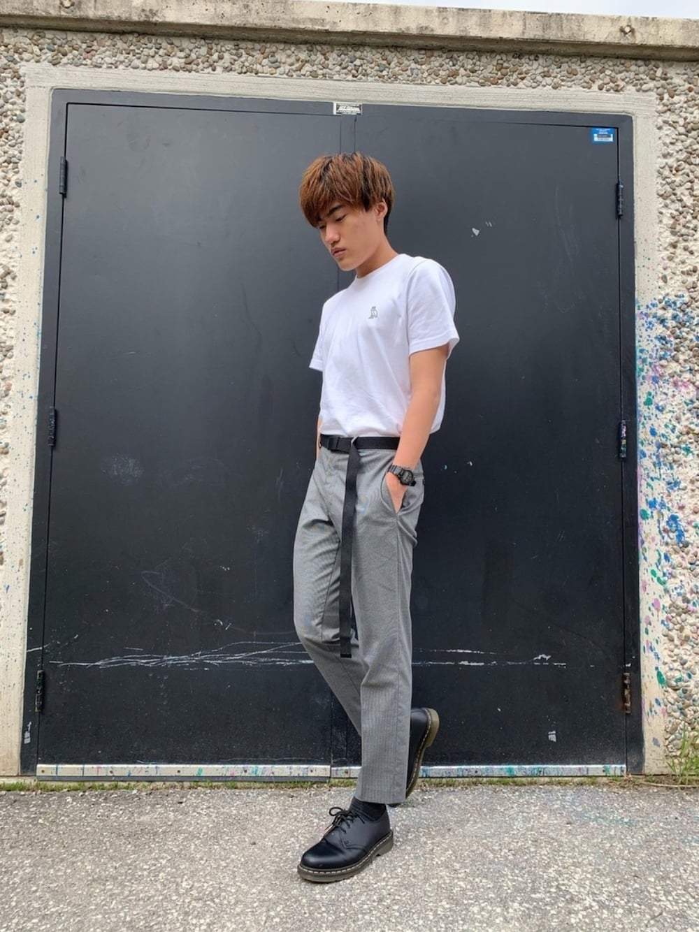 グレー系のその他パンツ、ブラック系のドレスシューズ、ホワイト系のTシャツ/カットソーを着用したメンズの春コーディネートの1枚目の写真