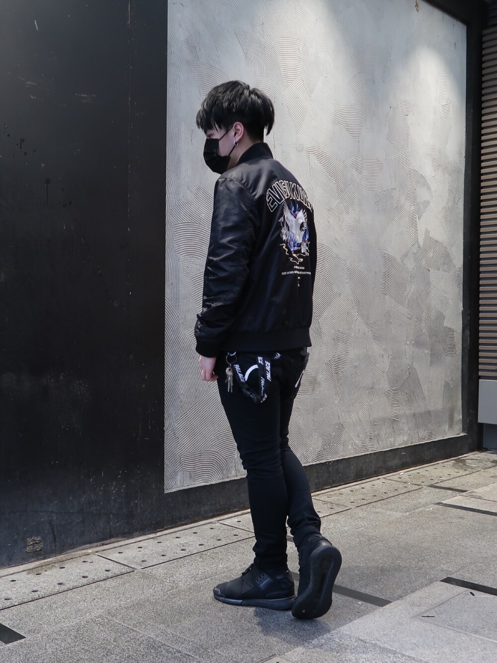 「EVISUのアイテム（スタジャン、ブラック系）」を使った、Kyle  Mokさん（メンズ・170cm）の春コーディネートの1枚目の写真