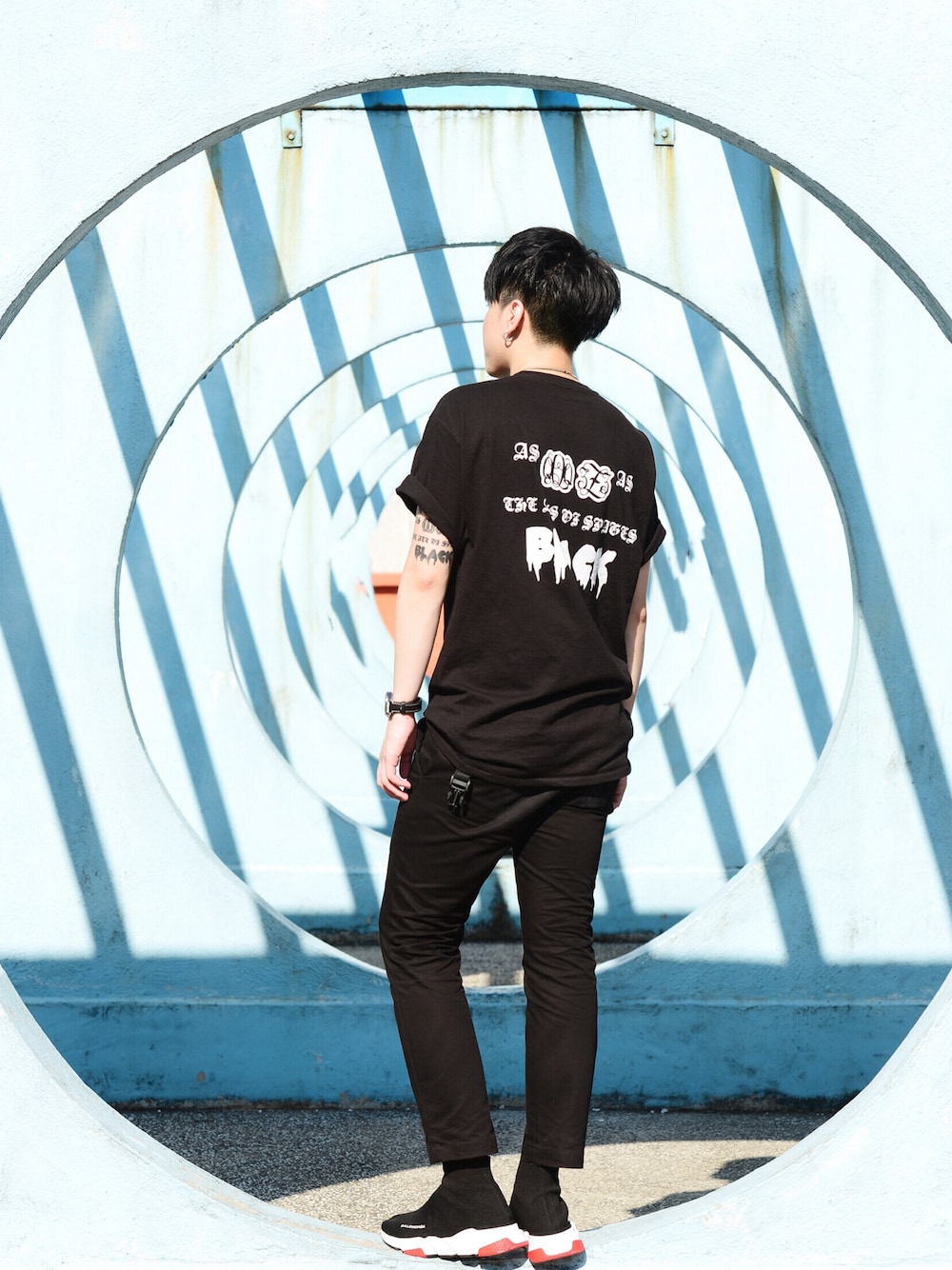 「BALENCIAGA、quintuple zero」｜「quintuplezeroのアイテム（Tシャツ/カットソー、ブラック系）」を使った、Kyle  Mokさん（メンズ・170cm）の夏コーディネートの1枚目の写真