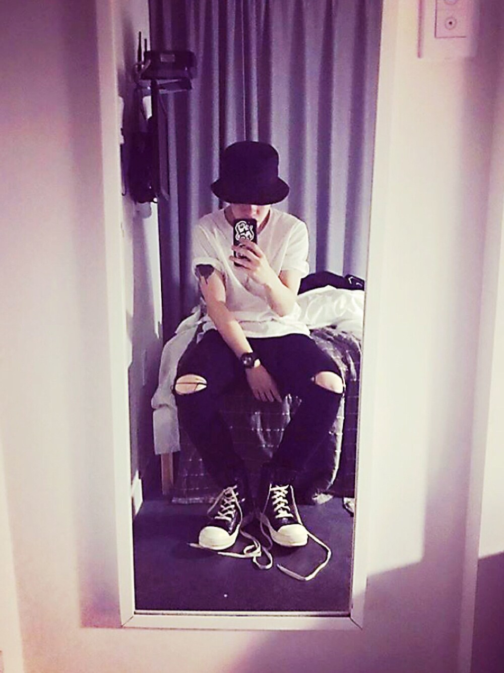 「Rick Owensのアイテム（シューズ、ブラック系）」を使った、Kyle  Mokさん（メンズ・170cm）の冬コーディネートの1枚目の写真
