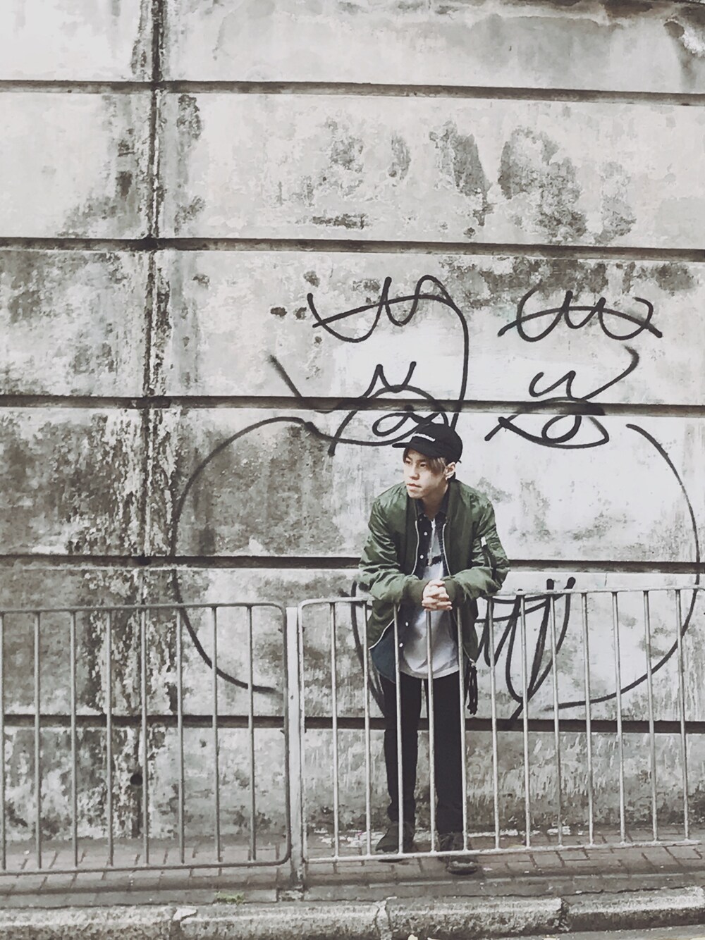 「SOPHNET、uniform experiment、streetstyle」｜「uniform experimentのアイテム（シャツ/ブラウス、ホワイト系）」を使った、Kyle  Mokさん（メンズ・170cm）の冬コーディネートの1枚目の写真
