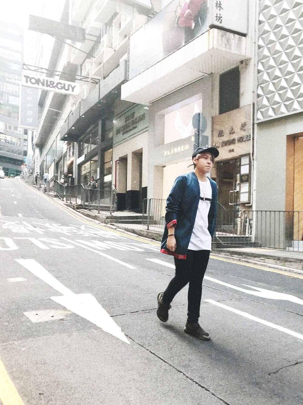 「hong kong street、Hong Kong central、sophnet アルファベットパーカー、uniform experiment、supreme、outfit、冬コーデ」｜「SOPHNET.のアイテム（トップス、ブルー系）」を使った、Kyle  Mokさん（メンズ・170cm）の冬コーディネートの1枚目の写真