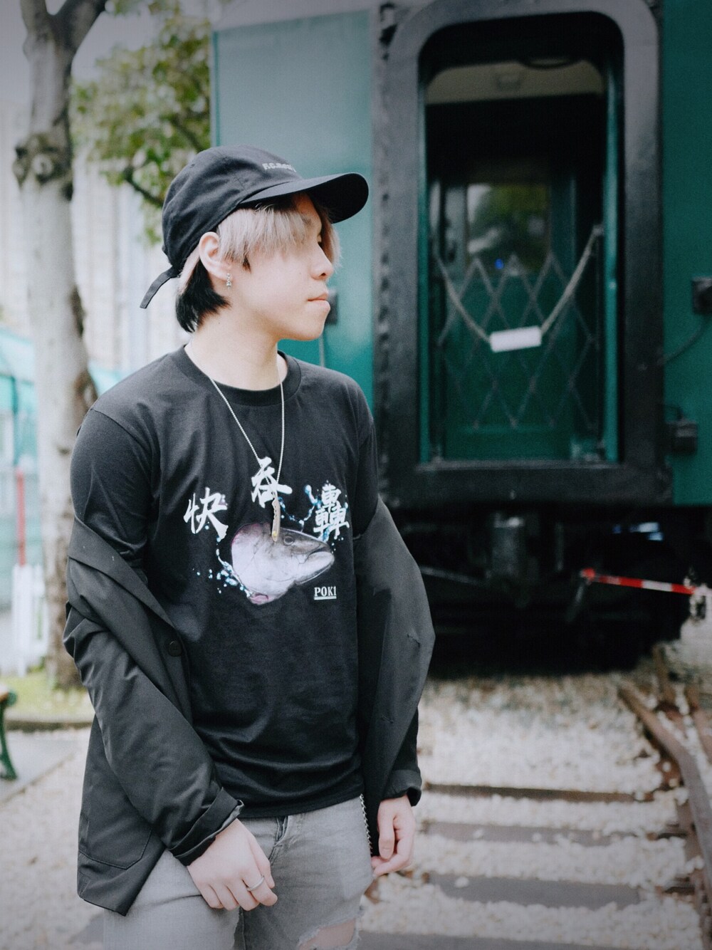 「F.C.R.B.のアイテム（キャップ、ブラック系）」を使った、Kyle  Mokさん（メンズ・170cm）の春コーディネートの1枚目の写真