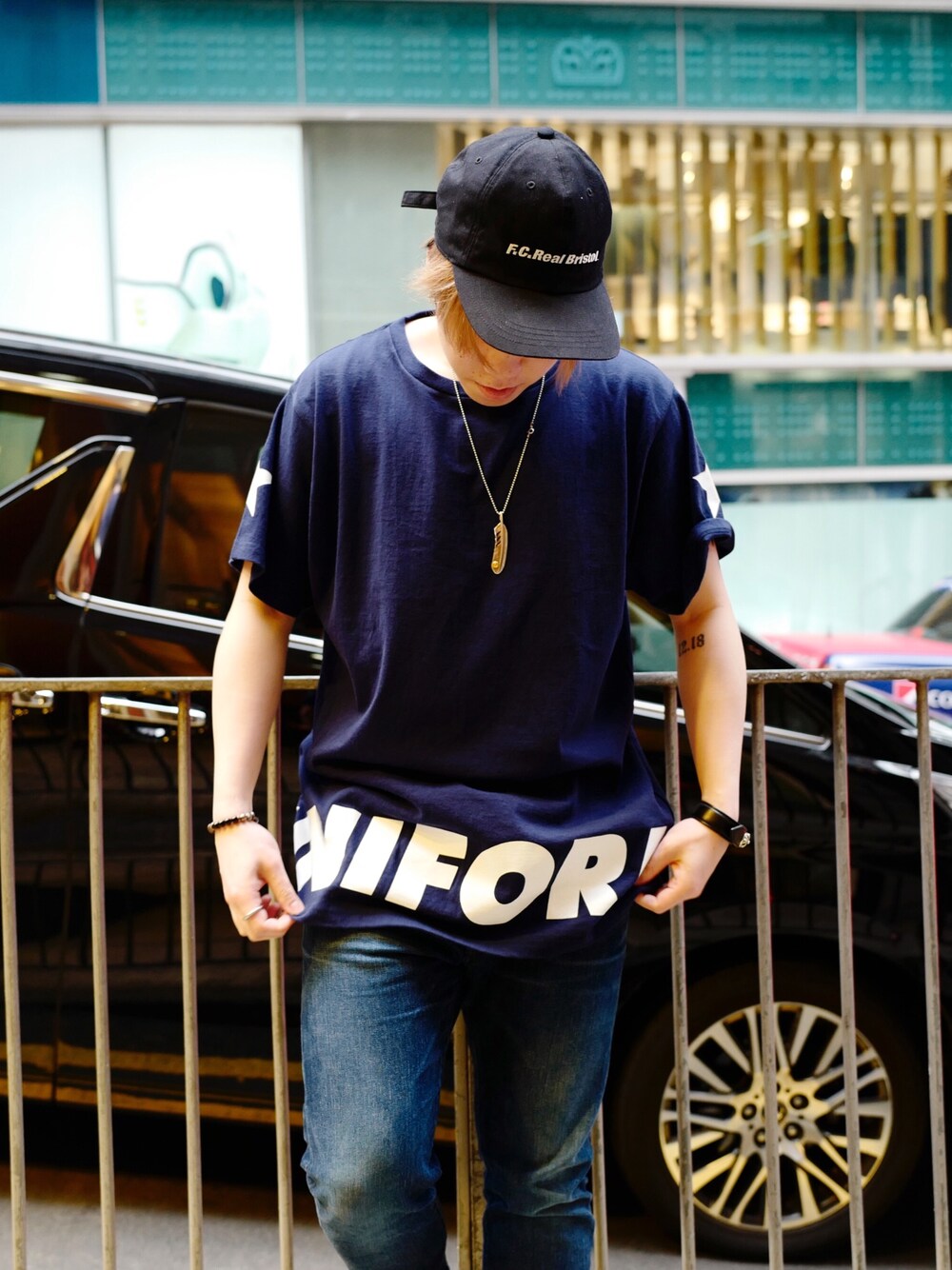 ブルー系のTシャツ/カットソー、ブラック系の帽子を着用したメンズの春コーディネートの1枚目の写真