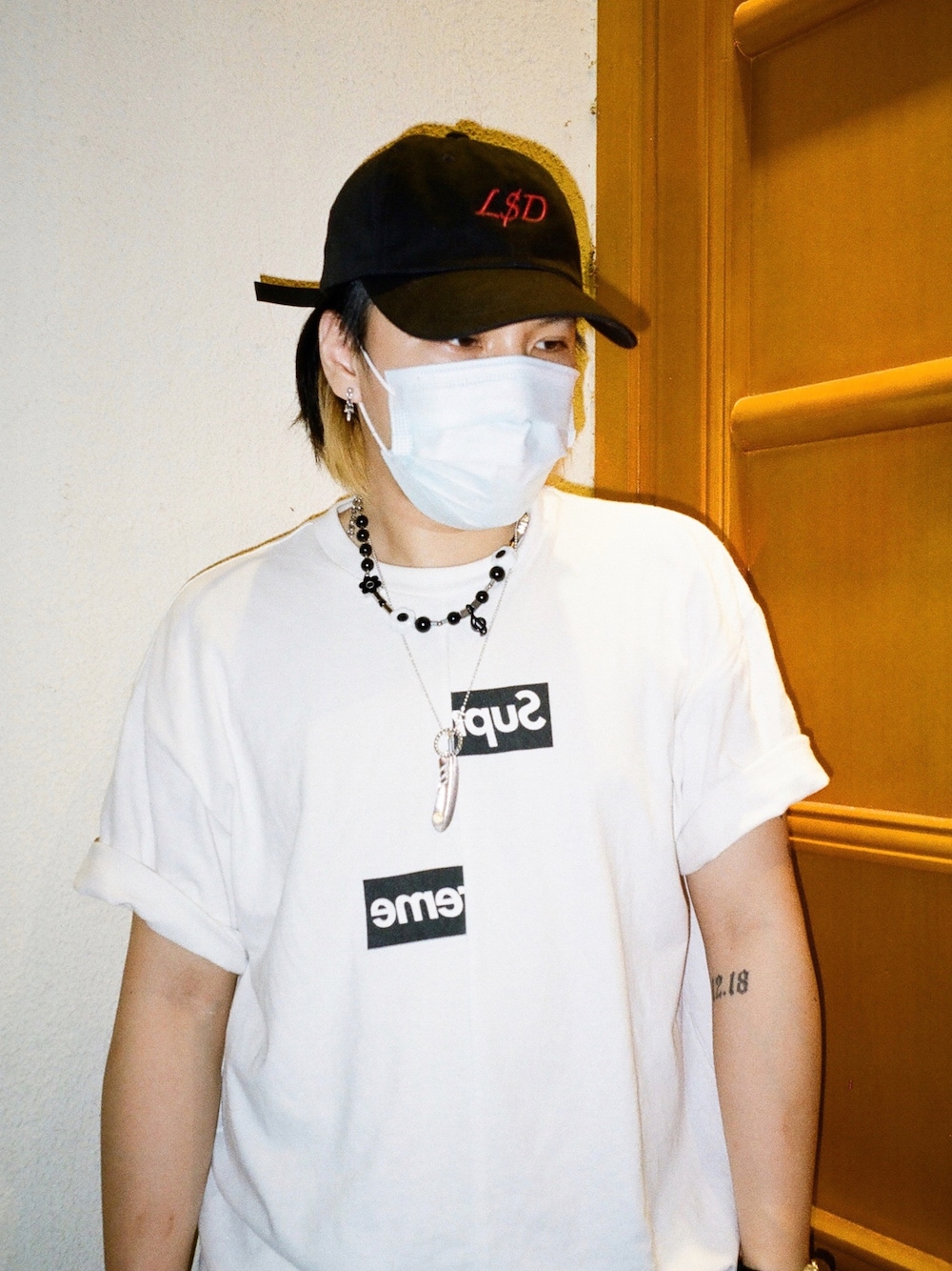 「ootd」｜「Supreme のアイテム（Tシャツ/カットソー、ホワイト系）」を使った、Kyle  Mokさん（メンズ・170cm）の秋コーディネートの1枚目の写真