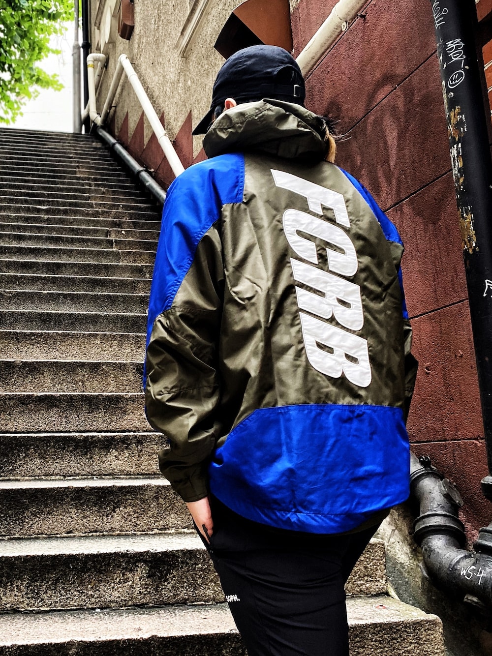 「ootd、FCRB、streetstyle」｜「F.C.R.B.のアイテム（スタジャン、ブルー系）」を使った、Kyle  Mokさん（メンズ・170cm）の秋コーディネートの1枚目の写真