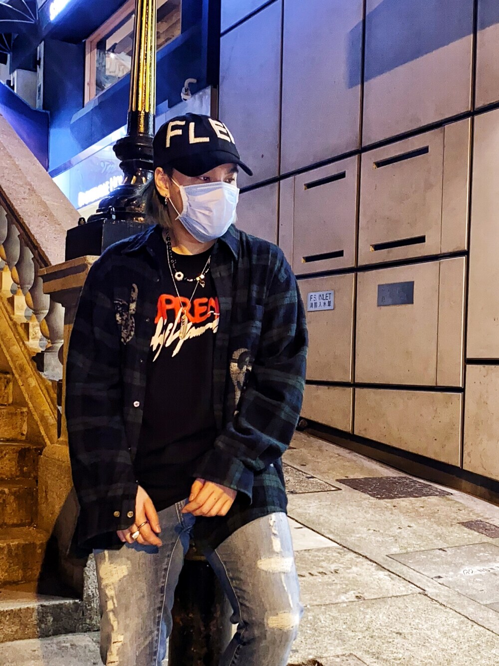 「ootd」｜「Supreme のアイテム（Tシャツ/カットソー、ブラック系）」を使った、Kyle  Mokさん（メンズ・170cm）の秋コーディネートの1枚目の写真