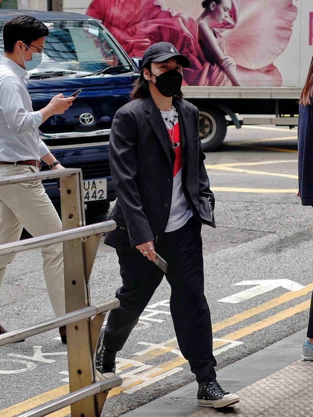 「OOTD」｜「COMME des GARCONS HOMME PLUSのアイテム（ジャケット/アウター、ブラック系）」を使った、Kyle  Mokさん（メンズ・170cm）の春コーディネートの1枚目の写真