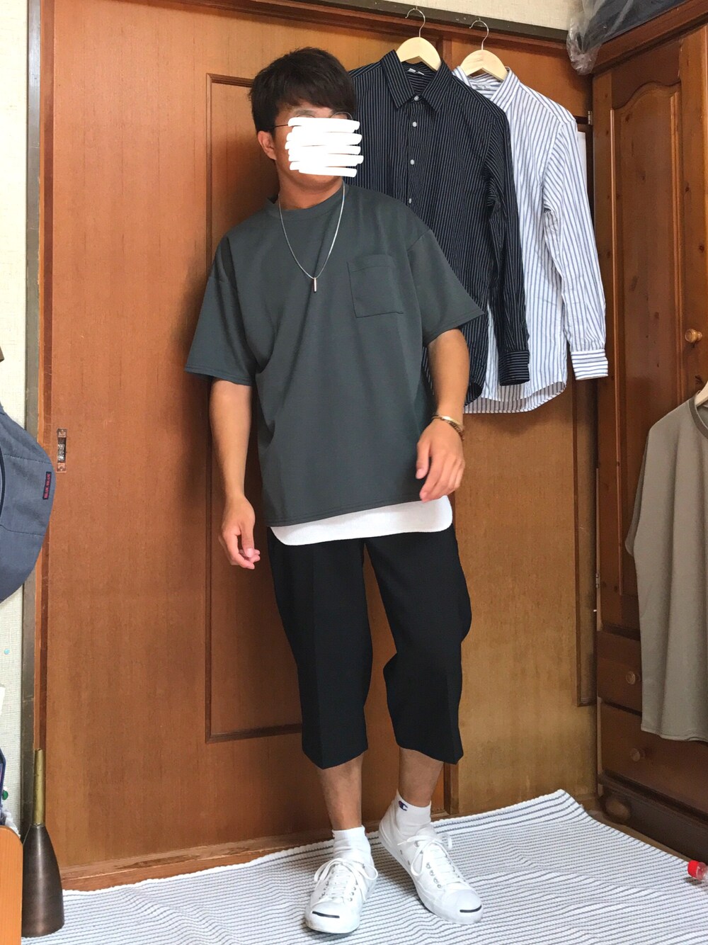 グリーン系のTシャツ/カットソー、ホワイト系のタンクトップ、ブラック系のその他パンツを着用したメンズの夏コーディネートの1枚目の写真