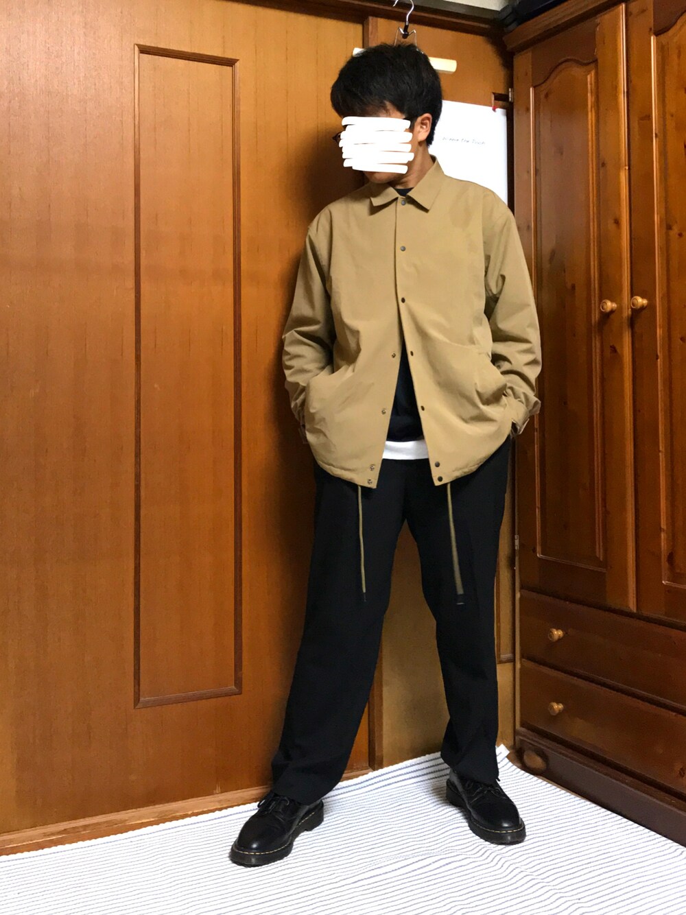 ベージュ系のその他アウター、ブラック系のTシャツ/カットソー、ホワイト系のタンクトップを着用したメンズの秋コーディネートの1枚目の写真