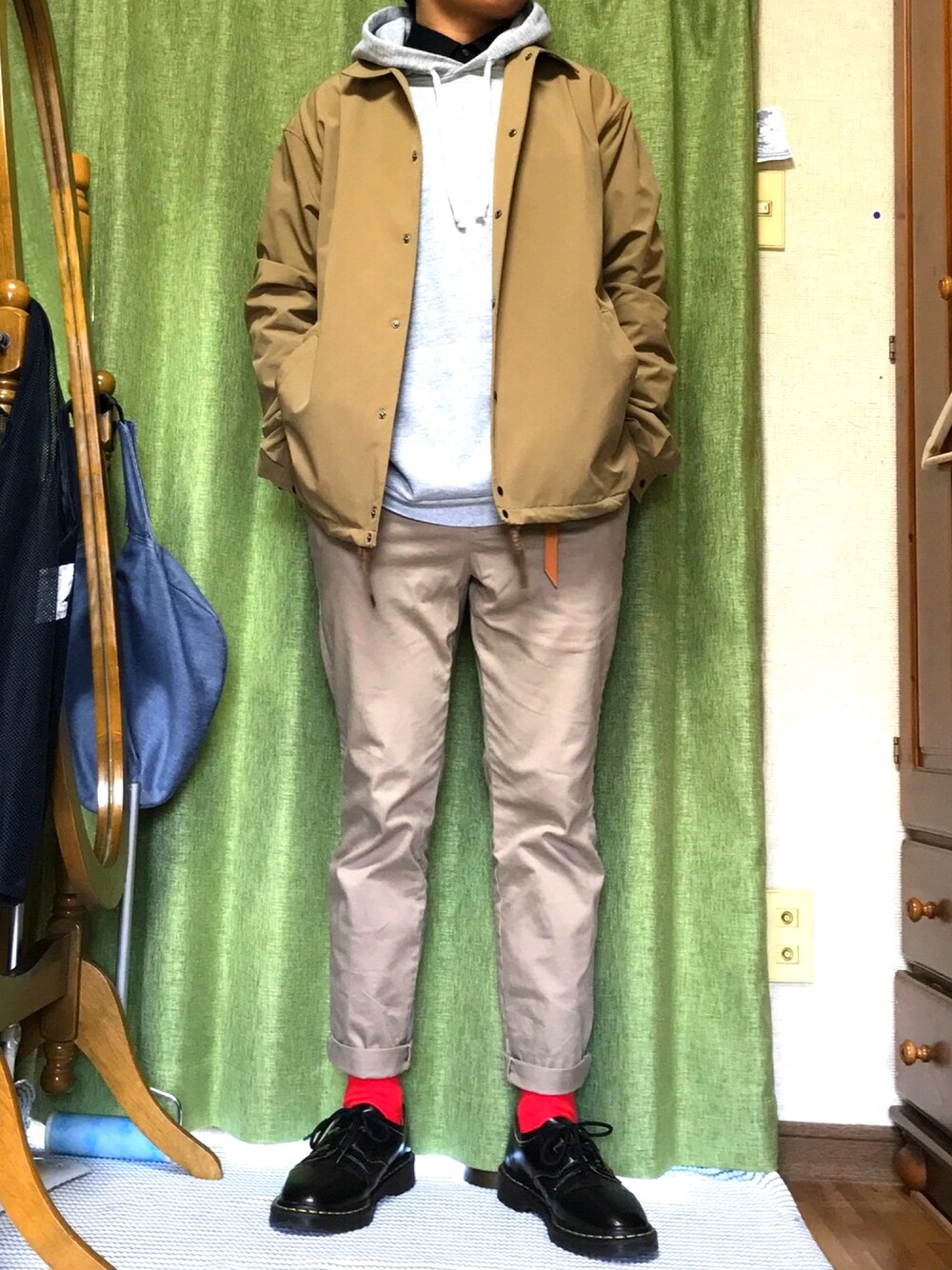 ベージュ系のその他アウター、グレー系のパーカー、ベージュ系のチノパンツを着用したメンズの冬コーディネートの1枚目の写真