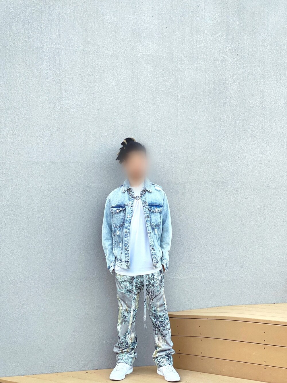 「大人コーデ、シンプルコーデ、オトナカジュアル、スニーカーコーデ、Tシャツ/カットソー、白スニーカー、ストリート、ドレッド、ネックレス、ストリートコーデ」｜「usedのアイテム（ベスト、ブラウン系）」を使った、ごーど(G-Iggy)さん（メンズ・174cm）の夏コーディネートの1枚目の写真