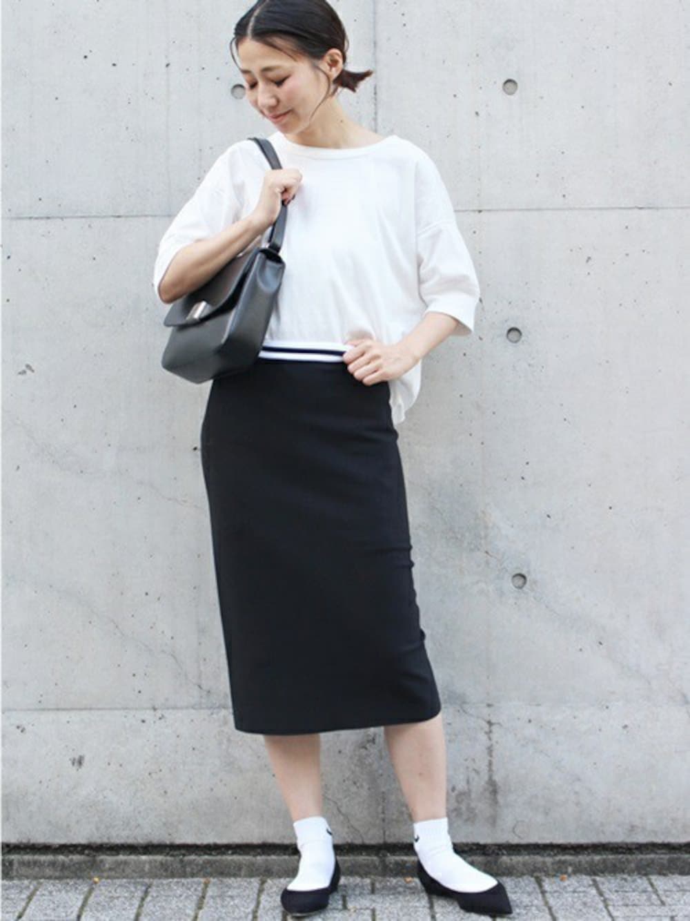 ホワイト系のTシャツ/カットソー、ブラック系のショルダーバッグ、ブラック系のソックス/靴下を着用したレディースの夏コーディネートの1枚目の写真