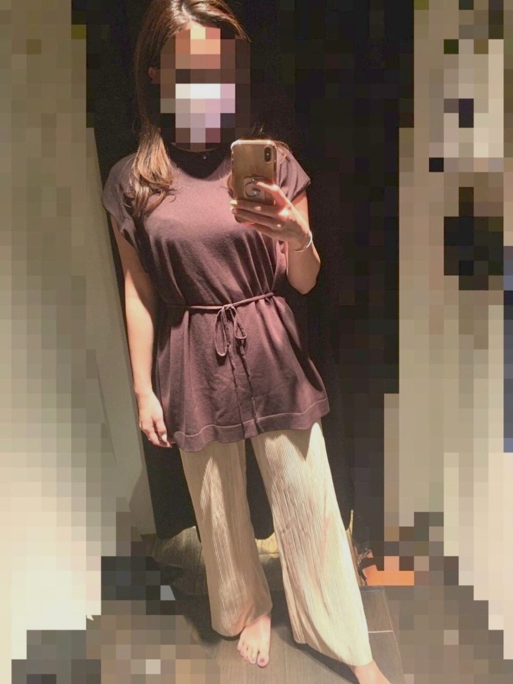 「秋コーデ、休日スタイル、プチプラコーデ、楽チンコーデ、試着室にて、パンツスタイル、ブラウンコーデ」｜「DISCOATのアイテム（パンツ、ベージュ系）」を使った、Mさん（レディース・159cm）の秋コーディネートの1枚目の写真