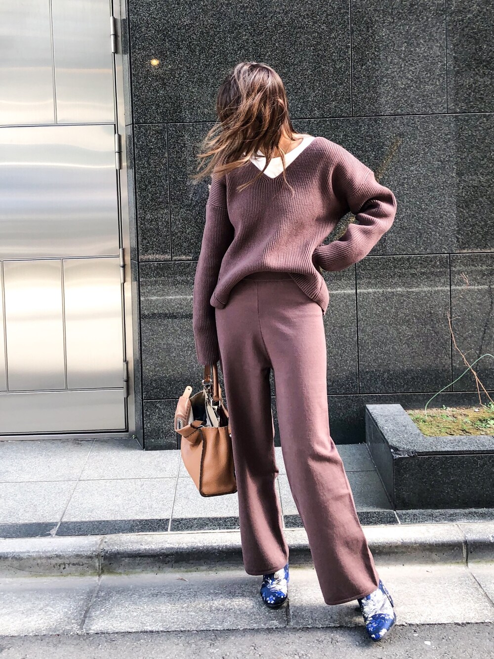 「AKTE、アクテ、ニット、ニットセットアップ、ブラウン、大人カジュアル、シンプル」｜「AKTEのイレヘムニットプルオーバー（ニット/セーター、ブラウン系）」を使った、satocoさん（レディース・165cm）の冬コーディネートの1枚目の写真