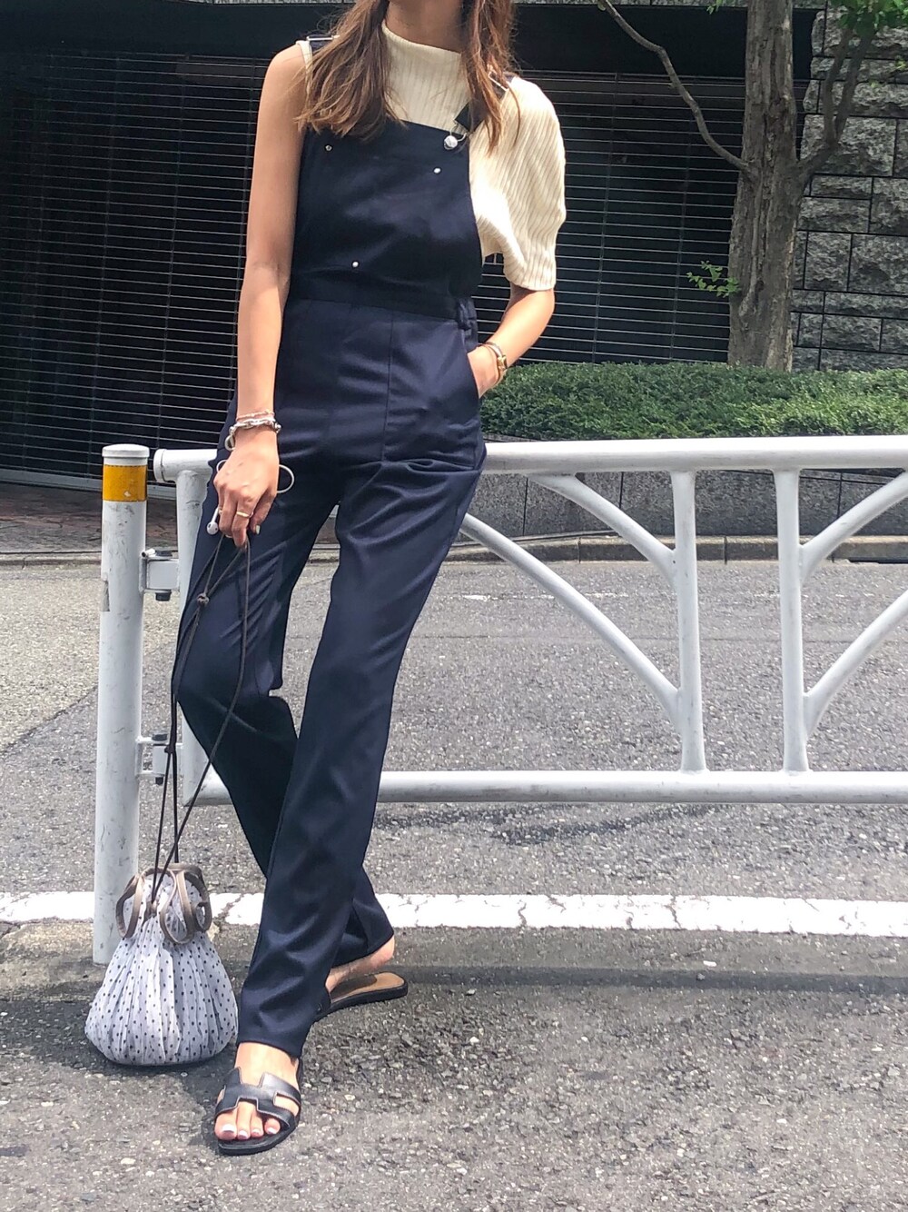 「AKTE、アクテ、シンプルコーデ、オトナカジュアル、サロペット、大人コーデ、オトナ女子、秋コーデ」｜「AKTEのブリジットサロペット（サロペット/オーバーオール、ブルー系）」を使った、satocoさん（レディース・165cm）の秋コーディネートの1枚目の写真