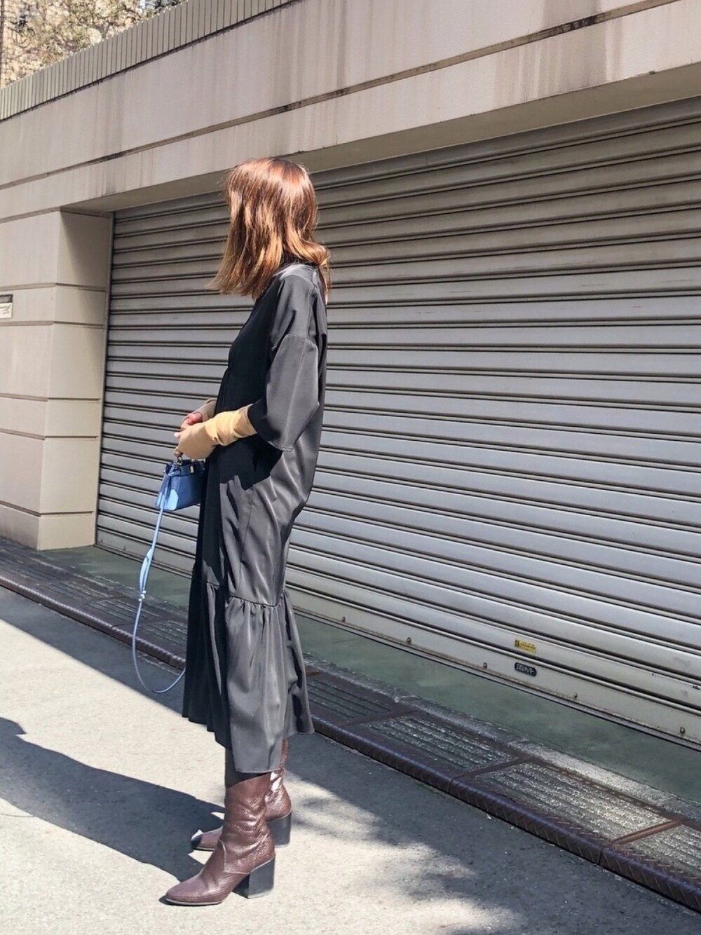 「AKTE、アクテ、オトナカジュアル、オトナ女子、ワンピース、ブラック、ブラックワンピース、シンプル」｜「DRIES VAN NOTENのアイテム（シューズ、ブラウン系）」を使った、satocoさん（レディース・165cm）の春コーディネートの1枚目の写真