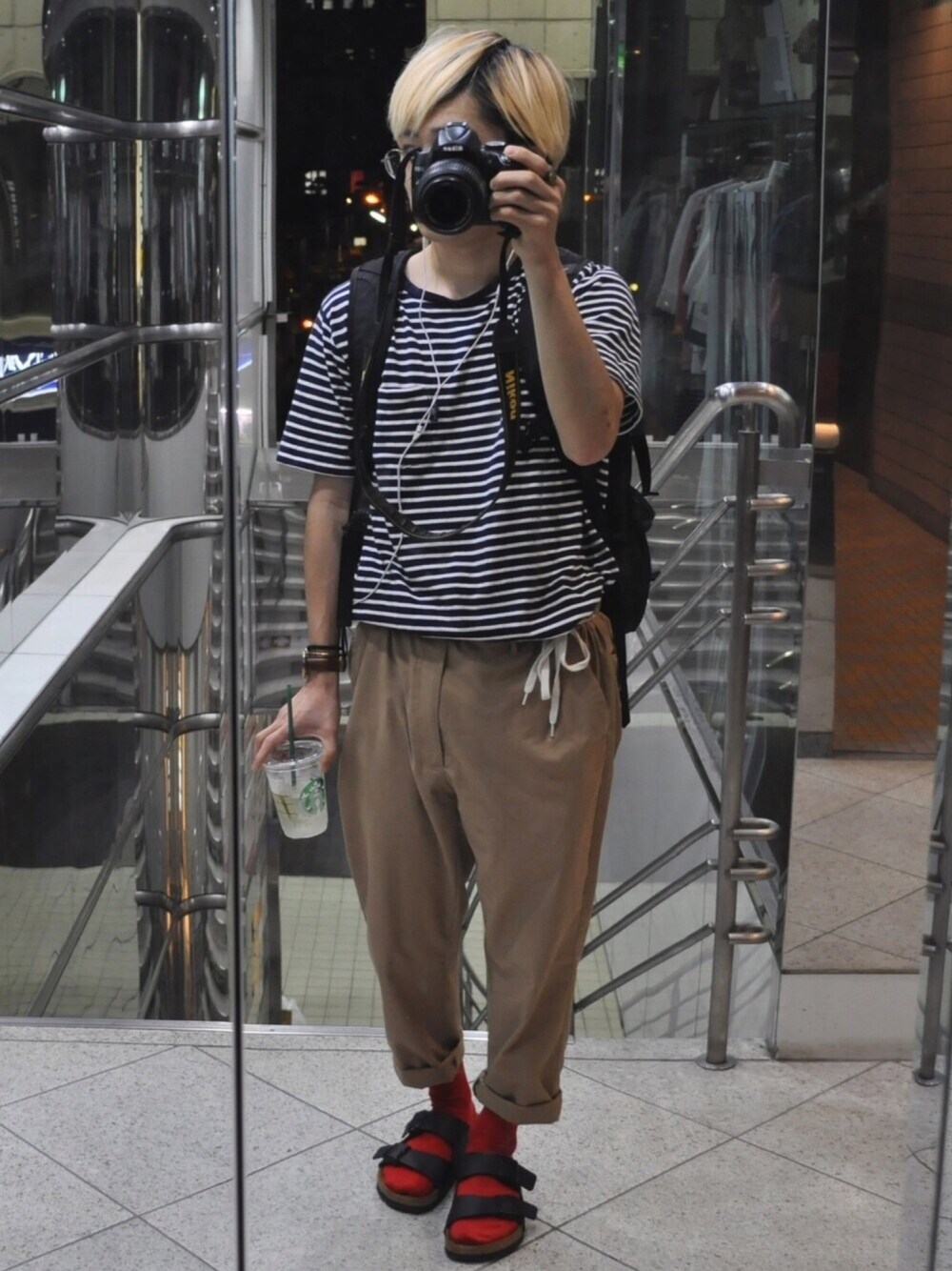 ブルー系のTシャツ/カットソー、ブラック系のサンダル、ベージュ系のチノパンツを着用したメンズの夏コーディネートの1枚目の写真