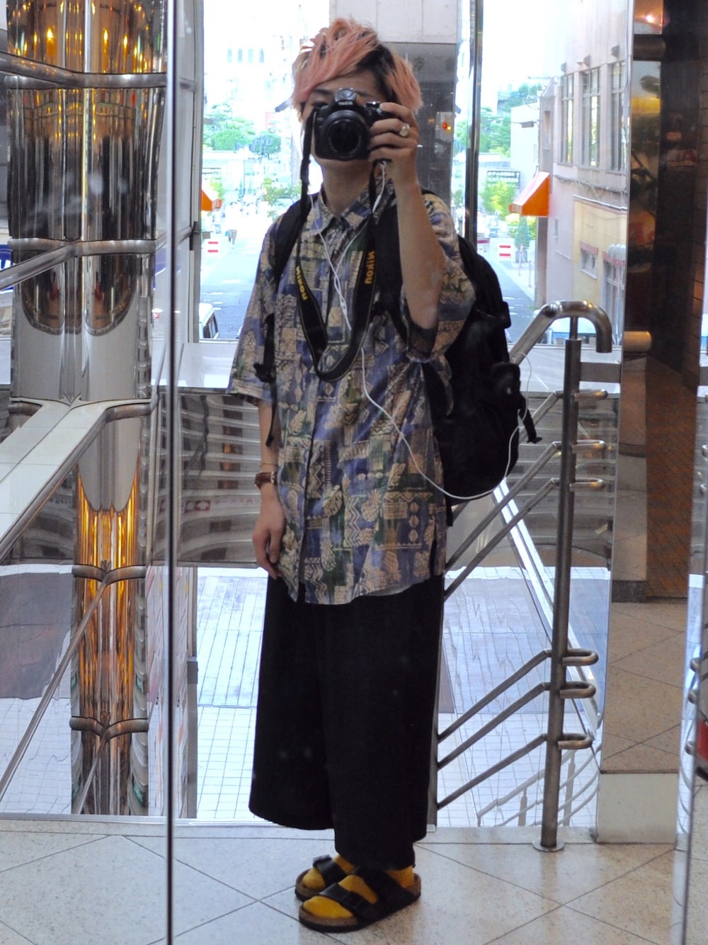 その他のシャツ/ブラウス、ブラック系のその他パンツ、ブラック系のサンダルを着用したメンズの夏コーディネートの1枚目の写真