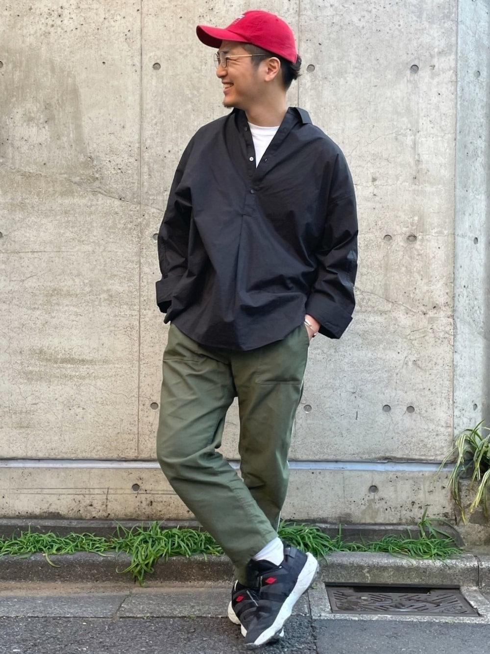 「大人ストリート、ストリートMIX、カジュアルコーデ、シンプルスタイル、大人カジュアル、ベイカーパンツ、プルオーバー、黒シャツ、ジョーダン、スニーカーコーデ」｜「Graphpaperのアイテム（シャツ/ブラウス、ブラック系）」を使った、りつ@ファンプさん（メンズ・180cm）の春コーディネートの1枚目の写真