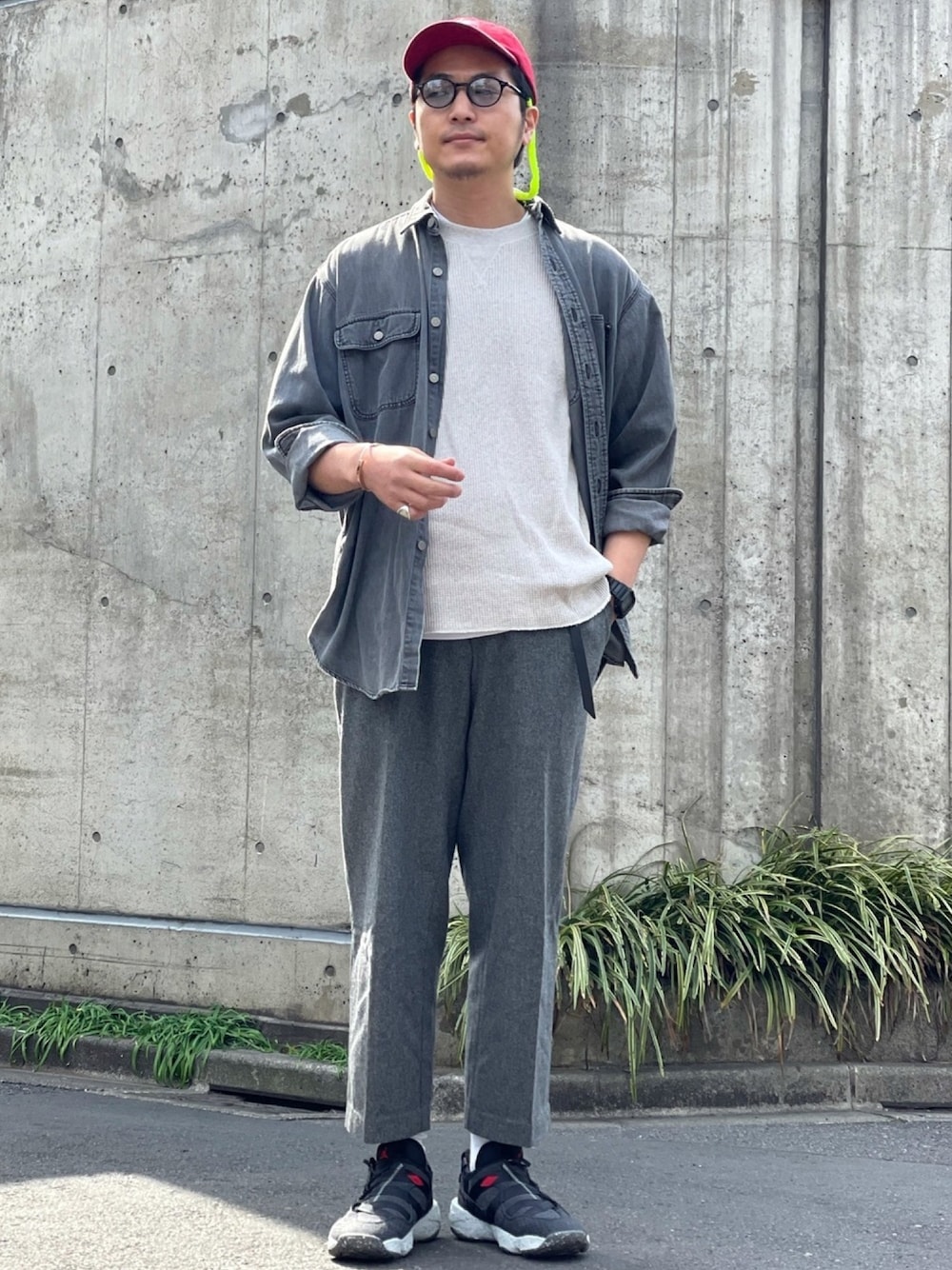 「大人ストリート、ストリート、ウールパンツ、グレーコーデ、大人カジュアル、ワッフル、ワッフルクルーネックＴ、シンプルスタイル、春コーデ、スニーカーコーデ」｜「J.CREWのアイテム（スラックス、グレー系）」を使った、りつ@ファンプさん（メンズ・180cm）の春コーディネートの1枚目の写真