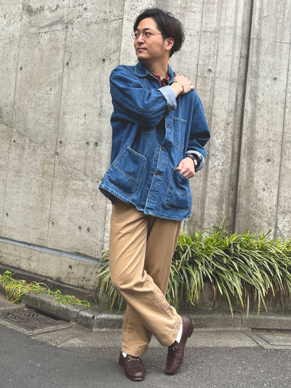 「アズーロ・エ・マローネ、大人カジュアル、カバーオール、ブラウンコーデ、古着コーデ、ビットローファー、チノパン、ポロシャツ、古着MIX」｜「key imperialのアイテム（カバーオール、ブルー系）」を使った、りつ@ファンプさん（メンズ・180cm）の春コーディネートの1枚目の写真