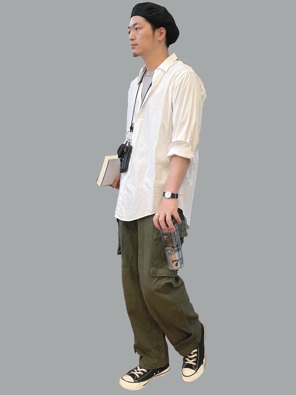 「これが私をアゲる服、白シャツ、カーゴパンツ、ミリタリーパンツ、古着MIX、ミリタリーコーデ、ベレー帽、大人カジュアル、レザー」｜「CONVERSEのCONVERSE コンバース CVS ALL STAR キャンバス オールスター HI（スニーカー、ブラック系）」を使った、りつ@ファンプさん（メンズ・180cm）の春コーディネートの1枚目の写真