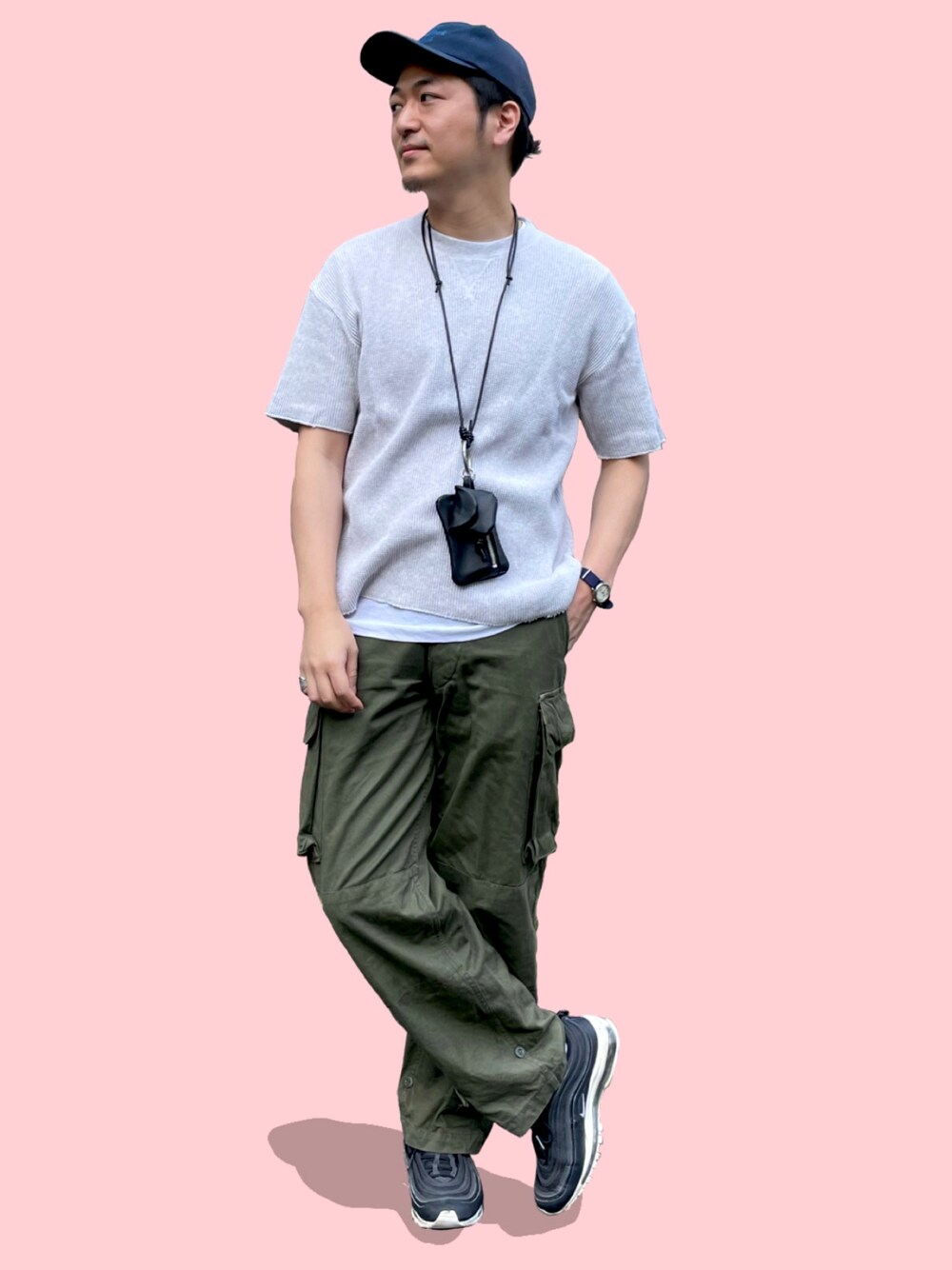 グレー系のTシャツ/カットソー、グリーン系のカーゴパンツ、ホワイト系のスニーカーを着用したメンズの夏コーディネートの1枚目の写真