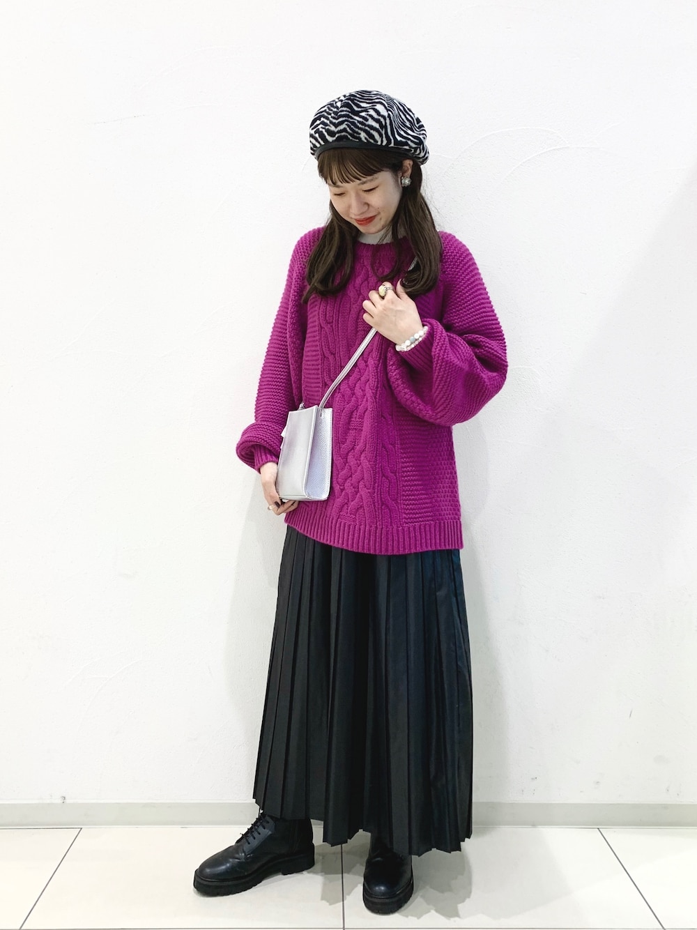 「秋のコーデ、ゆるコーデ、プリーツスカート、パープル、ゼブラ柄、シルバー、ページボーイ、PAGEBOY、ブーツ、ハイネック」｜「PAGEBOYのBIGケーブルプルオーバー(ローゲージニット/ボリューム袖)（ニット/セーター、パープル系）」を使った、MATSUさん（レディース・158cm）の秋コーディネートの1枚目の写真