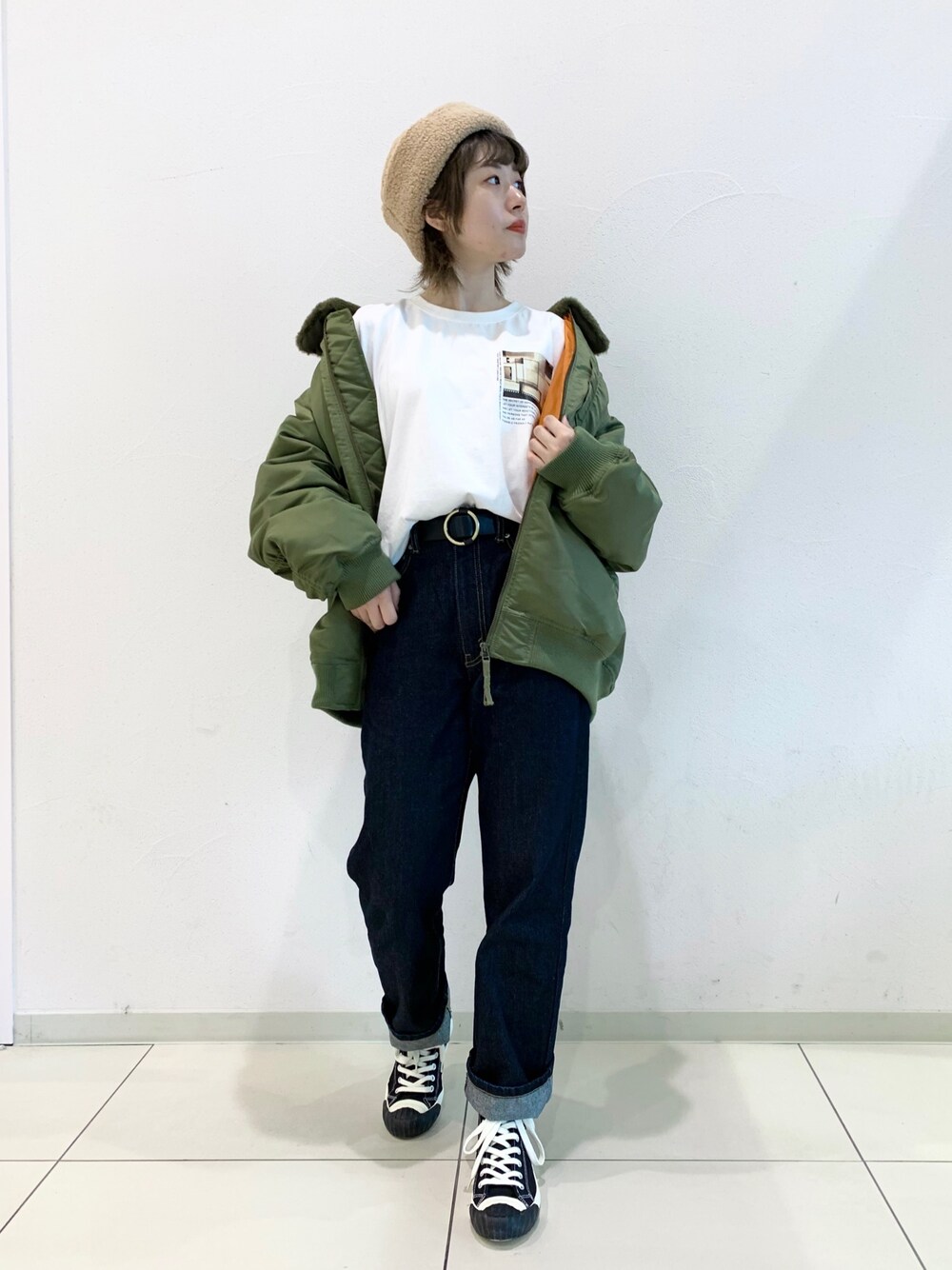 「カジュアル、パンツスタイル、ootd、スニーカー、MA-1、ページボーイ、PAGEBOY、プリントT、ストレートデニム、ハイウエスト」｜「PAGEBOYの2WAYファーエリMA-1（MA-1、グリーン系）」を使った、MATSUさん（レディース・158cm）の秋コーディネートの1枚目の写真