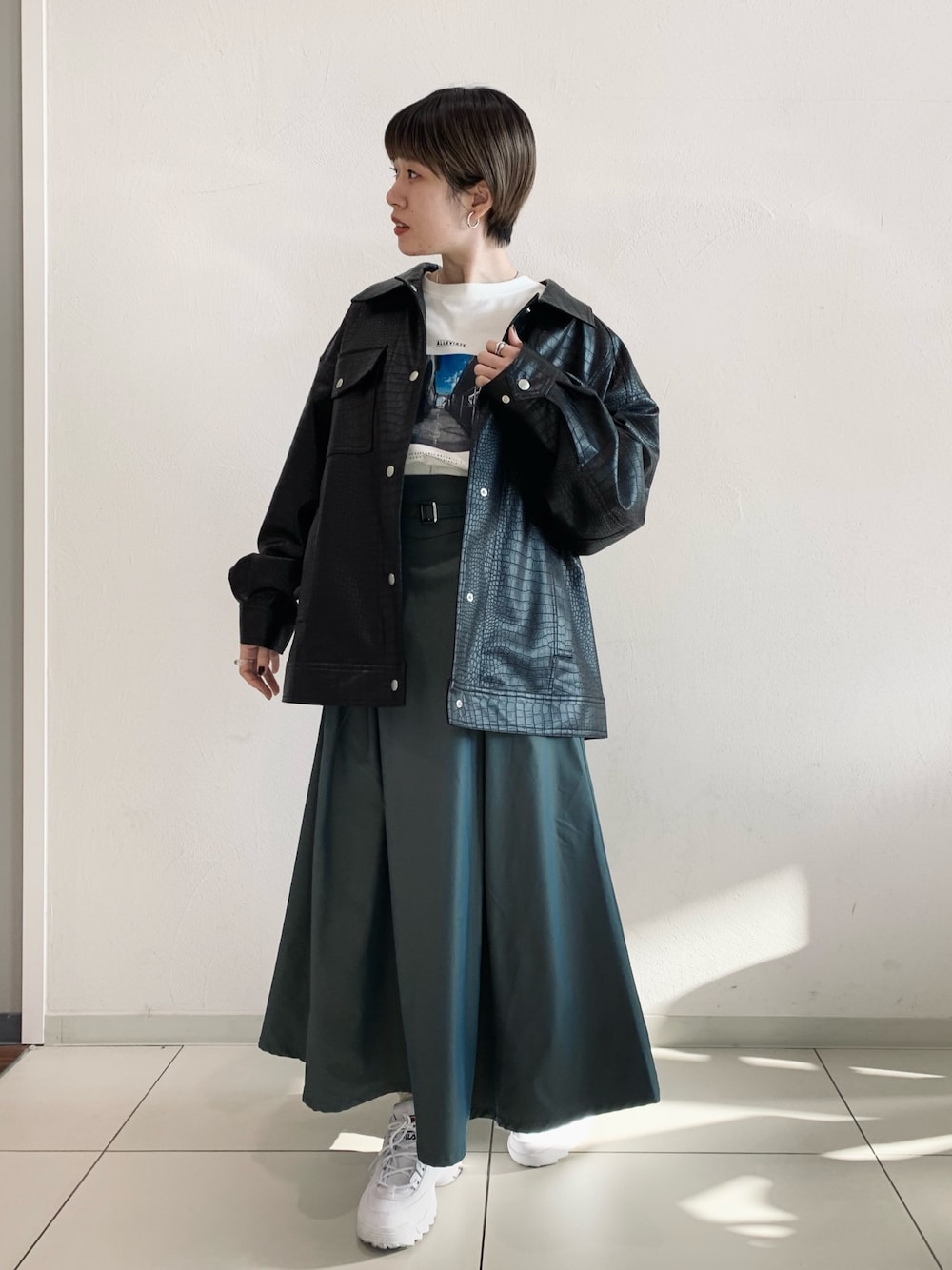 「大人カジュアル、レザージャケット、ページボーイ、PAGEBOY、クロコ柄、ダッドスニーカー」｜「PAGEBOYのエコレザーBIGジャケット（ブルゾン、ブラック系）」を使った、MATSUさん（レディース・158cm）の冬コーディネートの1枚目の写真