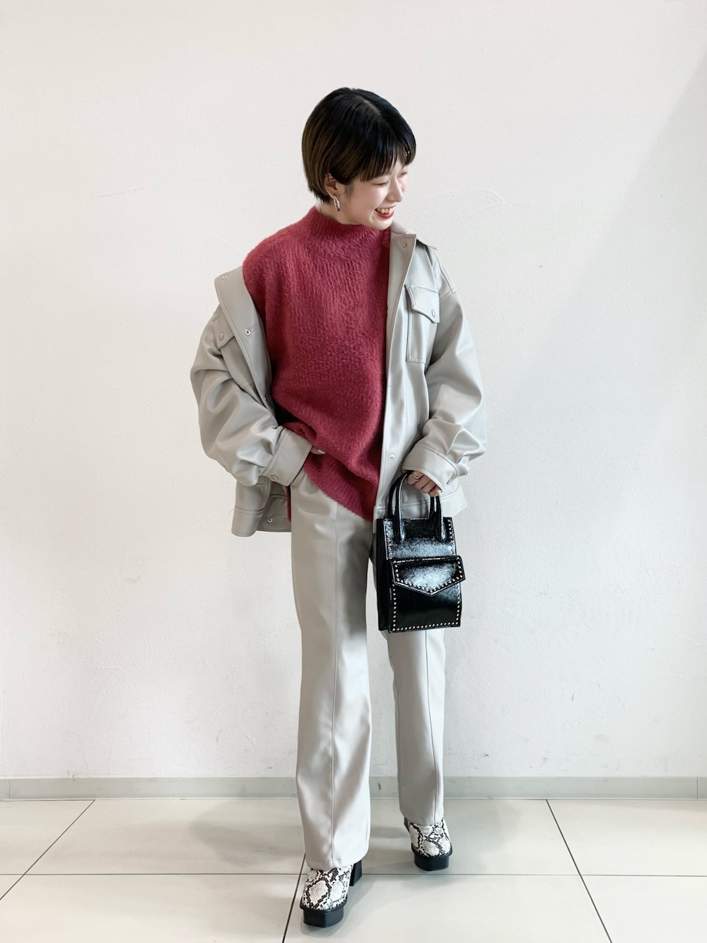 「セットアップ、レザージャケット、レザーパンツ、レザー、フェザー、ピンク、ピンクニット、ページボーイ、PAGEBOY、ベージュコーデ」｜「PAGEBOYのエコレザーBIGジャケット（ブルゾン、ベージュ系）」を使った、MATSUさん（レディース・158cm）の冬コーディネートの1枚目の写真