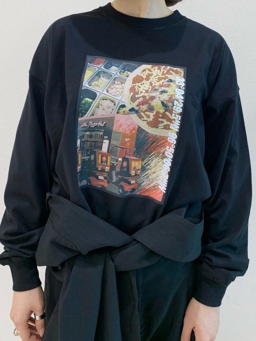 「ブラック、ブラックコーデ、ピザハット、バケットハット、プリントT、ページボーイ、PAGEBOY、つなぎ、オールインワン、おしゃれさんと繋がりたい」｜「PAGEBOYのアイテム（Tシャツ/カットソー、ブラック系）」を使った、MATSUさん（レディース・158cm）の冬コーディネートの1枚目の写真