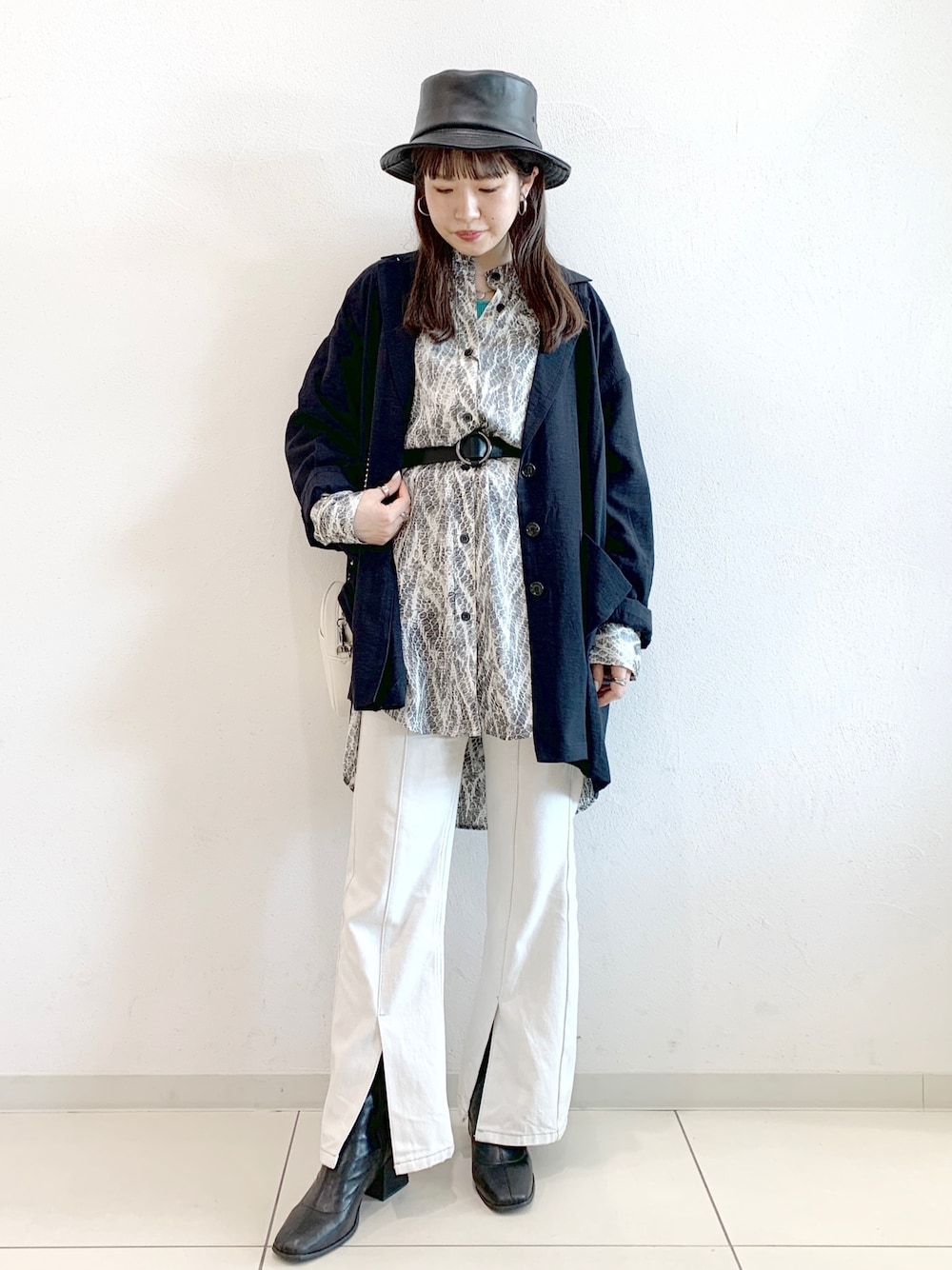 「オトナ女子、パンツスタイル、オトナカジュアル、きれいめカジュアル、ootd、スリットパンツ、ビッグシルエット、ロング丈、ページボーイ、PAGEBOY」｜「PAGEBOYのシアールーズジャケット（テーラードジャケット、ブラック系）」を使った、MATSUさん（レディース・158cm）の春コーディネートの1枚目の写真