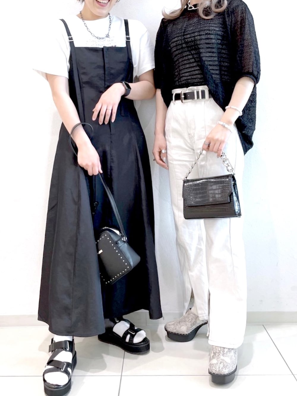 「きれいめカジュアル、プリントT、厚底シューズ、モノトーン、シースルー、リンクコーデ、ブラック、キャミワンピ、ページボーイ、PAGEBOY」｜「PAGEBOYのシアークレープデザインプルオーバー（ニット/セーター、ブラック系）」を使った、MATSUさん（レディース・158cm）の春コーディネートの1枚目の写真