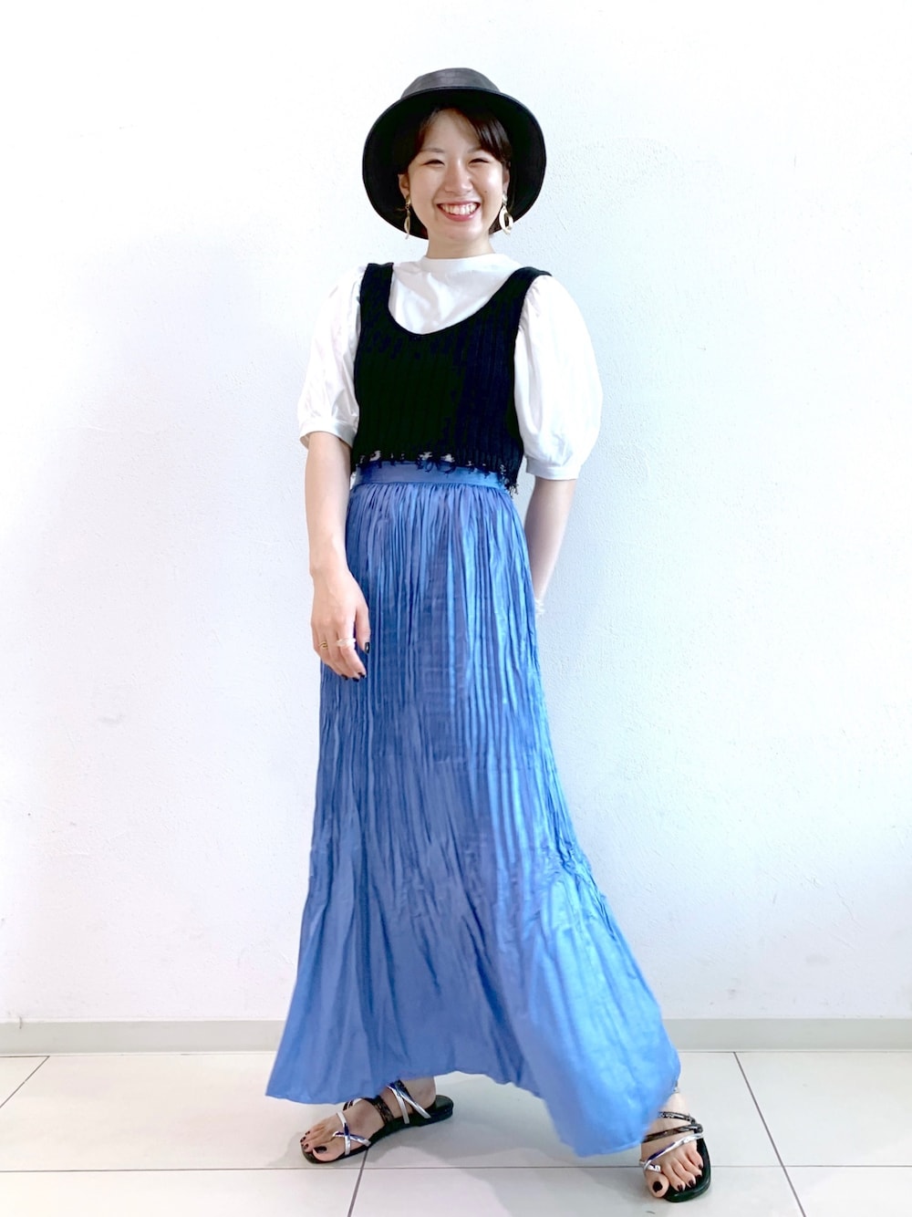 「大人カジュアル、ブルー、プリーツスカート、落ち感、ビスチェ、バケットハット、シンプル、ラフ、ページボーイ、PAGEBOY」｜「PAGEBOYのサテンワッシャープリーツスカート（スカート、ブルー系）」を使った、MATSUさん（レディース・158cm）の夏コーディネートの1枚目の写真
