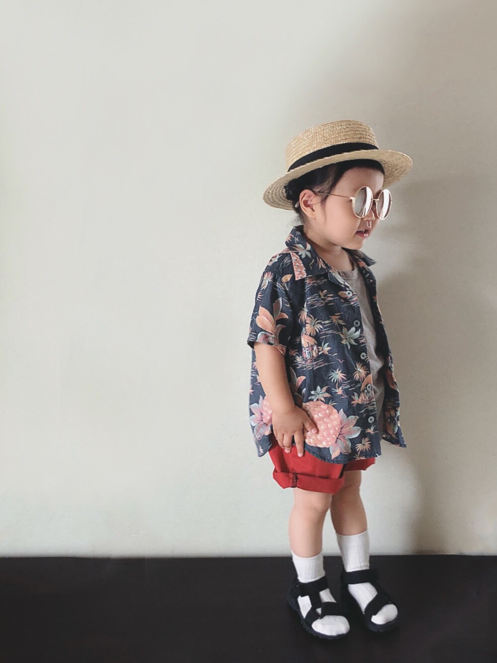 「夏コーデ、カンカン帽、丸サングラス、アロハシャツ、ロールアップ、ショートパンツ、テラコッタ、スポーツサンダル、スポサン×靴下、リンクコーデ」｜「REMAKE ITEMのアイテム（ハット、ベージュ系）」を使った、𓅿yzk𓅿さん（キッズ・80cm）の夏コーディネートの1枚目の写真